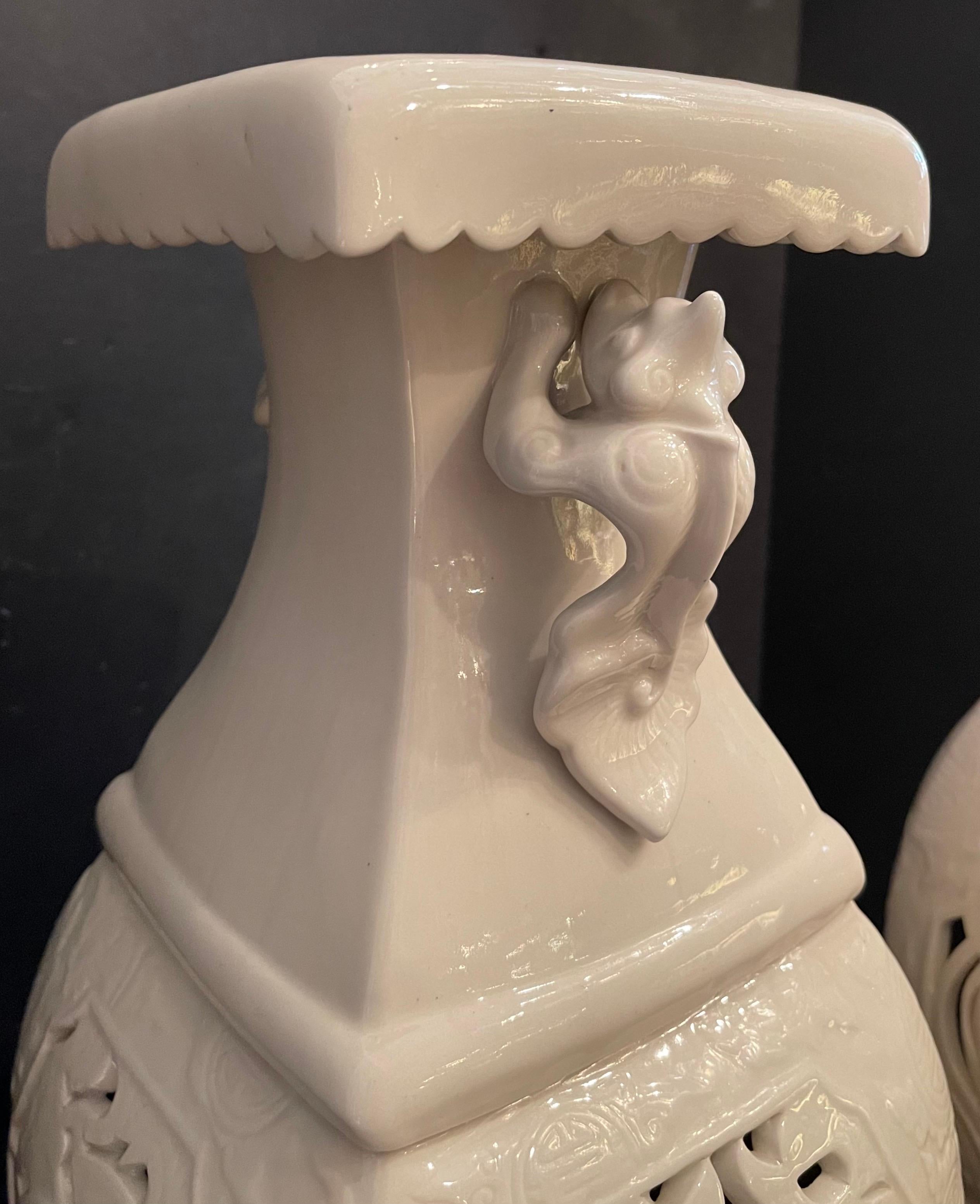 Porcelaine Paire de vases monumentaux en porcelaine asiatique de style chinoiseries, urnes Lorin Marsh en vente
