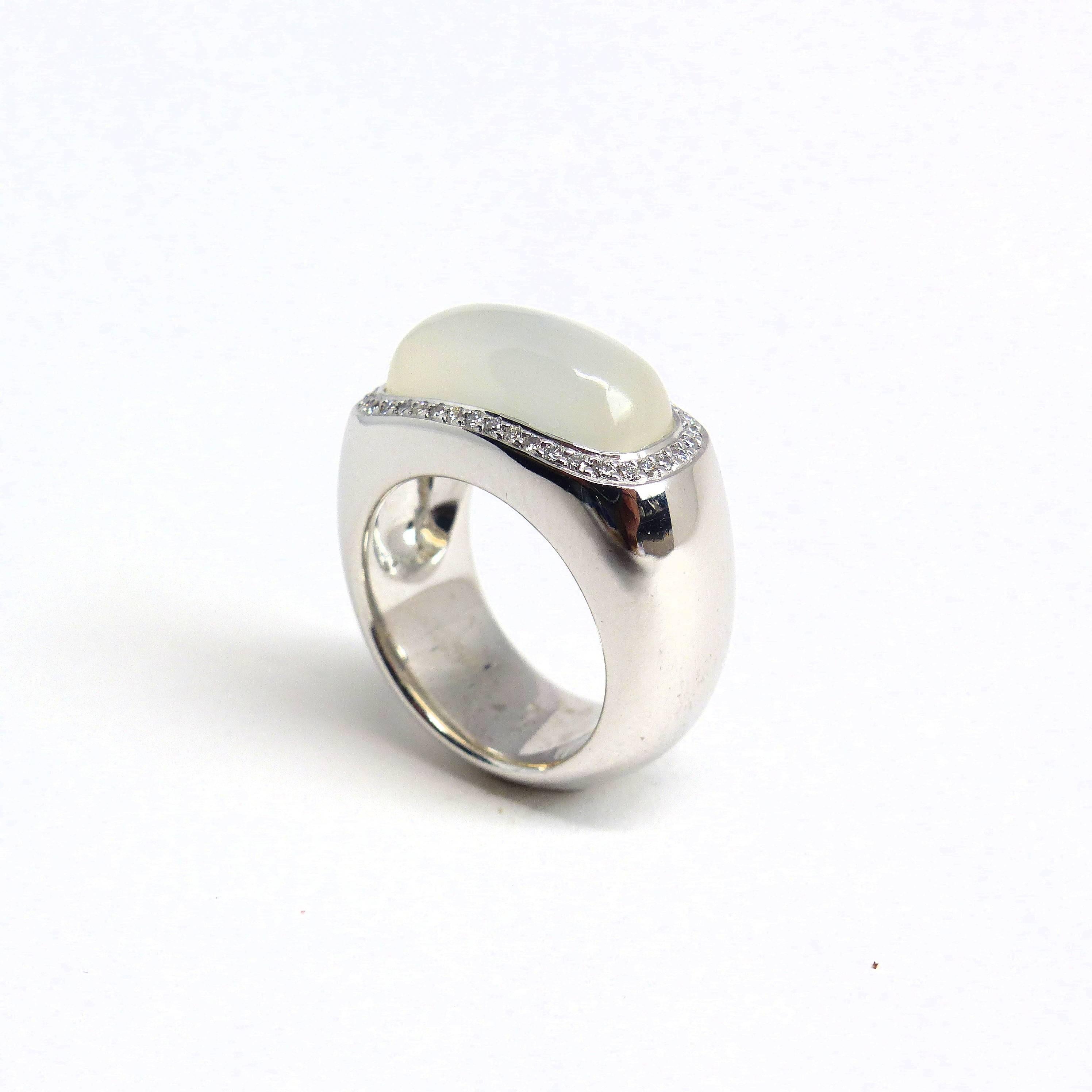 Bague en or blanc avec 1 pierre de lune de forme coussin et diamants Pour femmes en vente