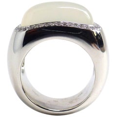 Bague en or blanc avec 1 pierre de lune de forme coussin et diamants