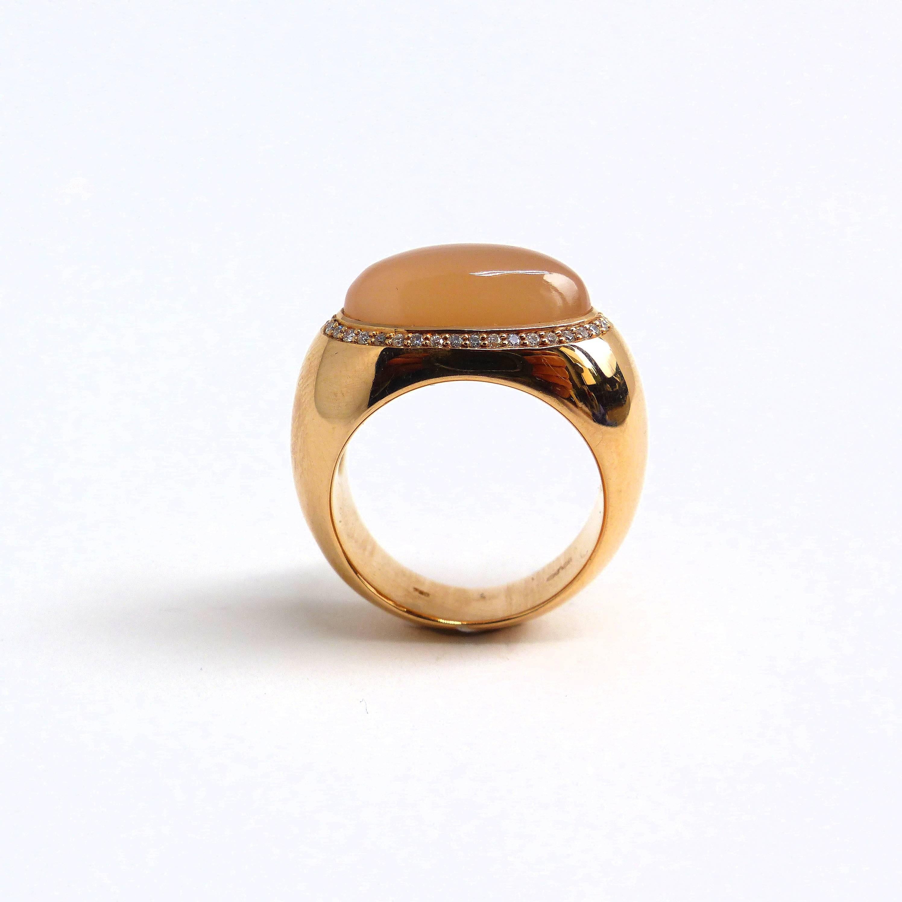 Thomas Leyser ist bekannt für seine zeitgenössischen Schmuckentwürfe mit edlen Farbedelsteinen und Diamanten.   

Dieser Ring aus 18 Karat Roségold ist mit 1x cremefarbenem Mondstein Cabouchon (oval, 16,5x8mm, 6,85ct) + 32x Diamanten