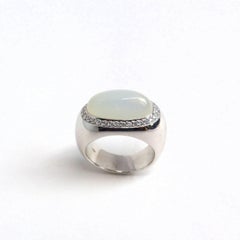 Ring in White Gold with 1 Moonstone Cabouchon oval 16x8mm and Diamonds.