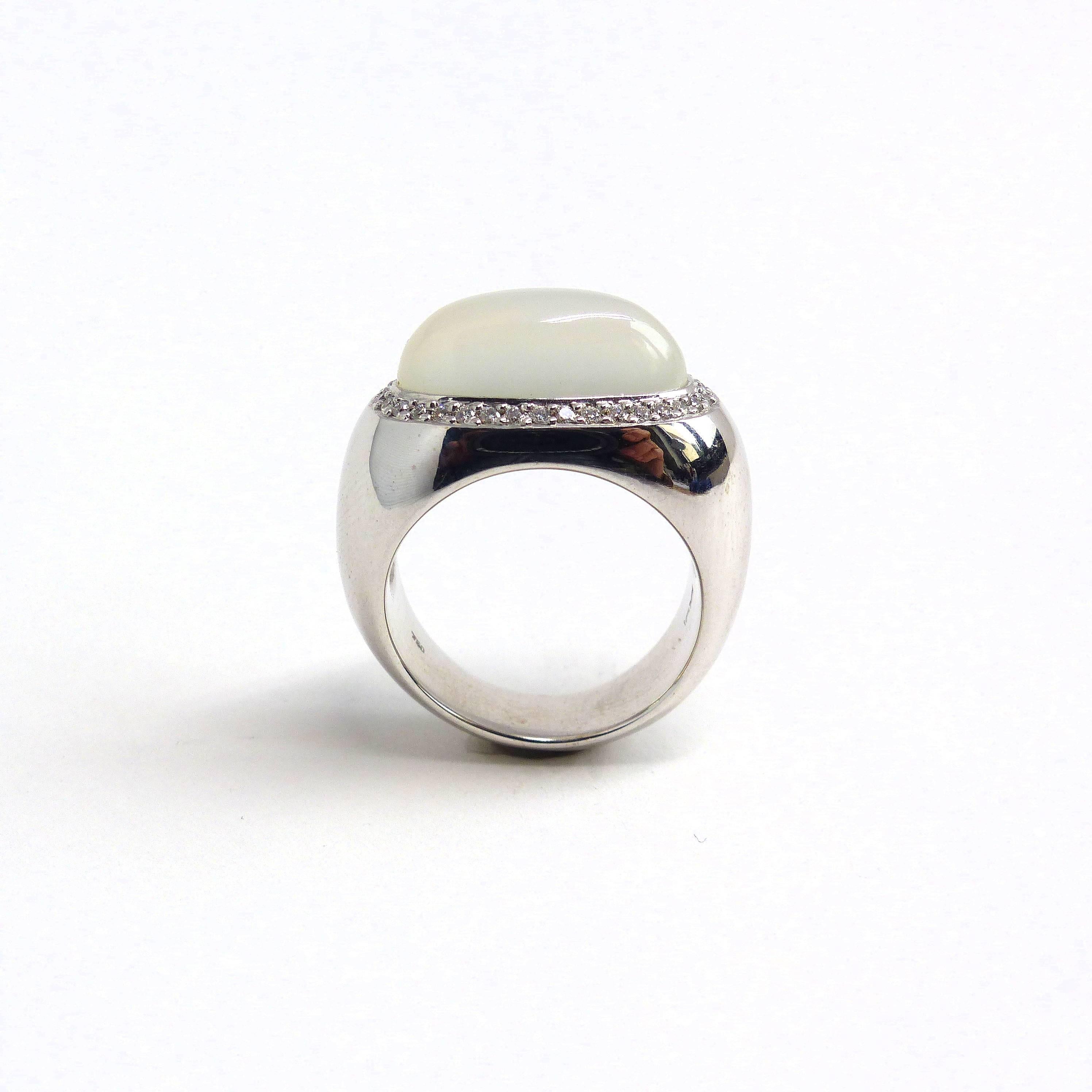 Ring aus Weißgold mit 1 Mondstein Cabouchon oval 16x8 mm und Diamanten. (Zeitgenössisch) im Angebot