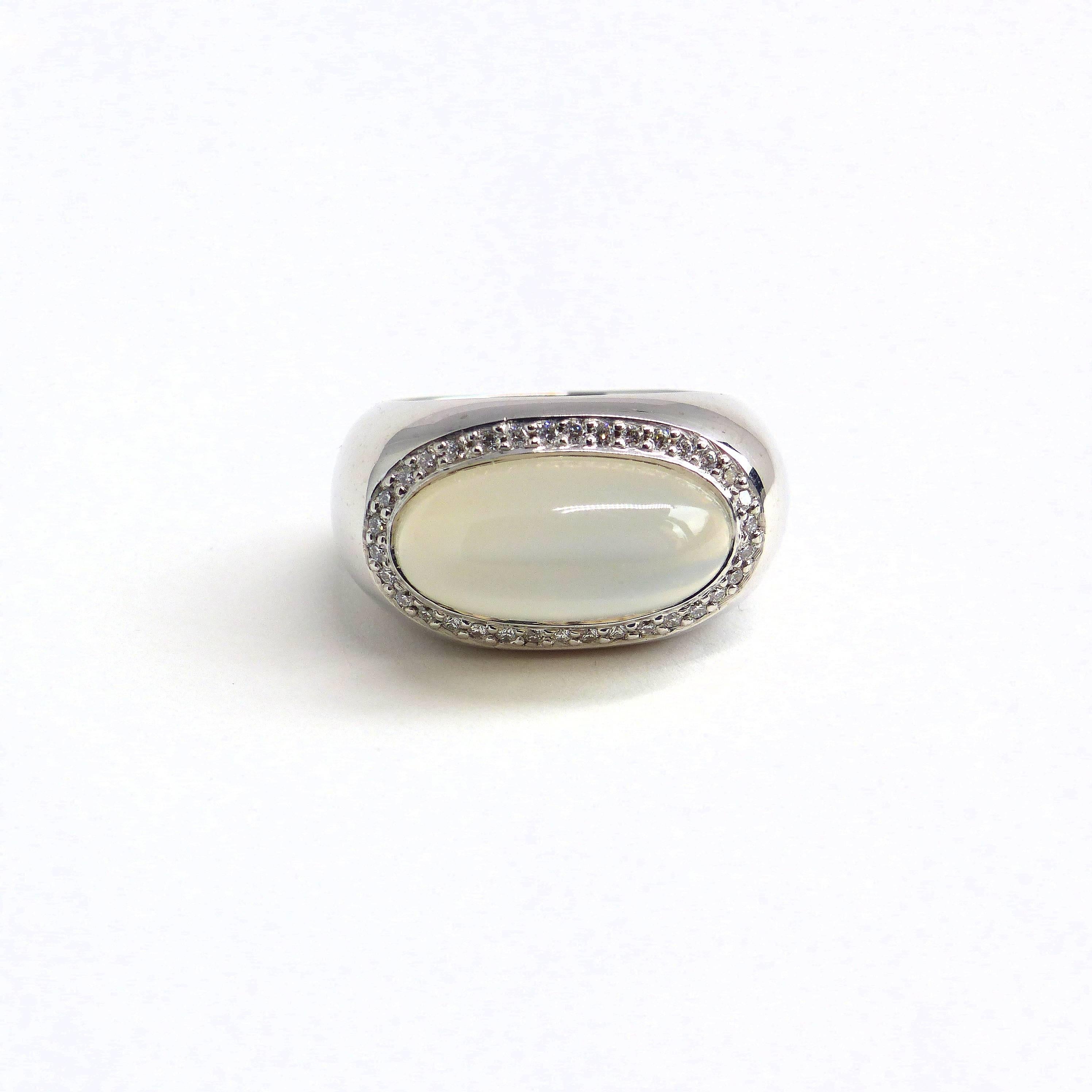 Ring aus Weißgold mit 1 Mondstein Cabouchon oval 16x8 mm und Diamanten. (Ovalschliff) im Angebot