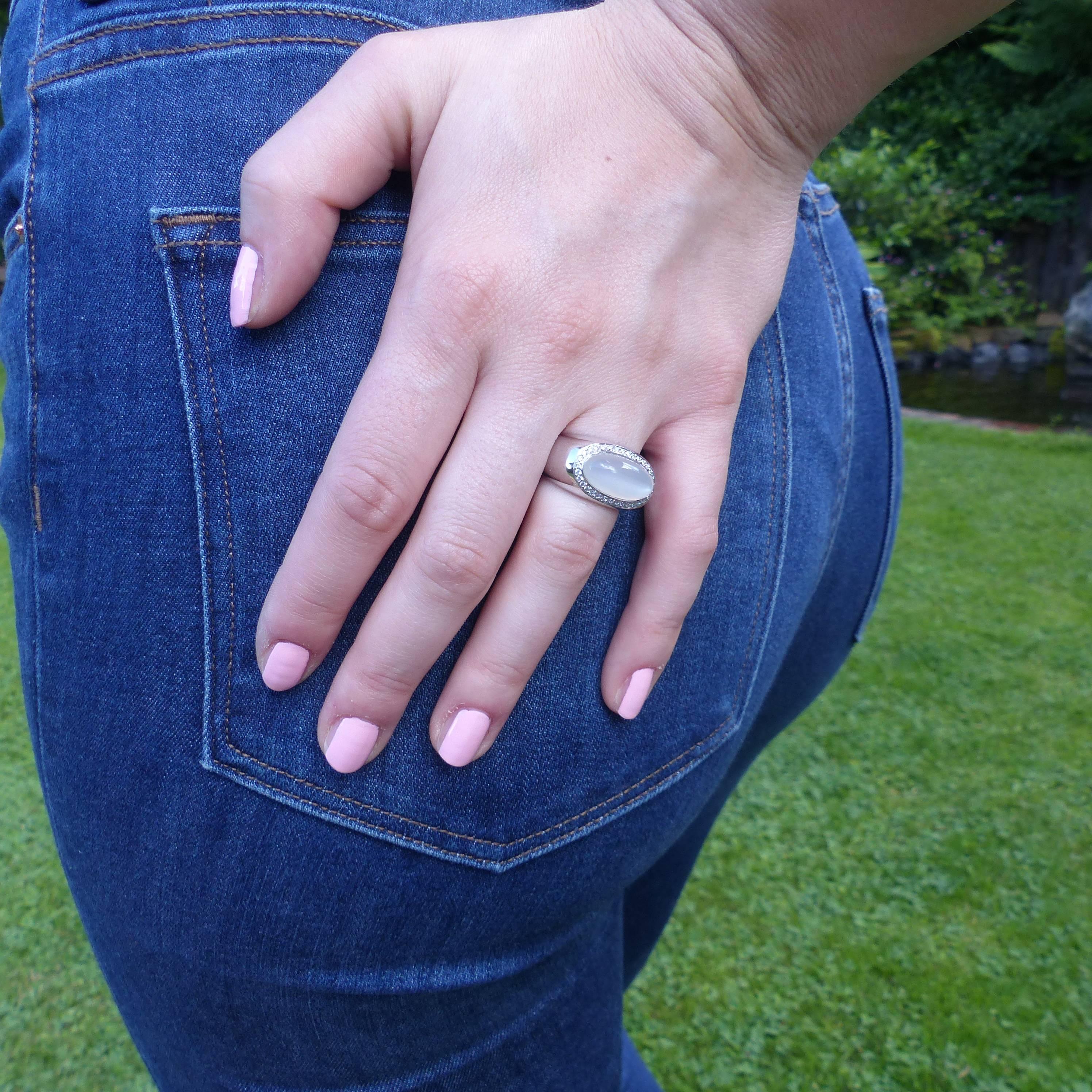 Ring aus Weißgold mit 1 Mondstein Cabouchon oval 16x8 mm und Diamanten. im Zustand „Neu“ im Angebot in Idar-Oberstein, DE