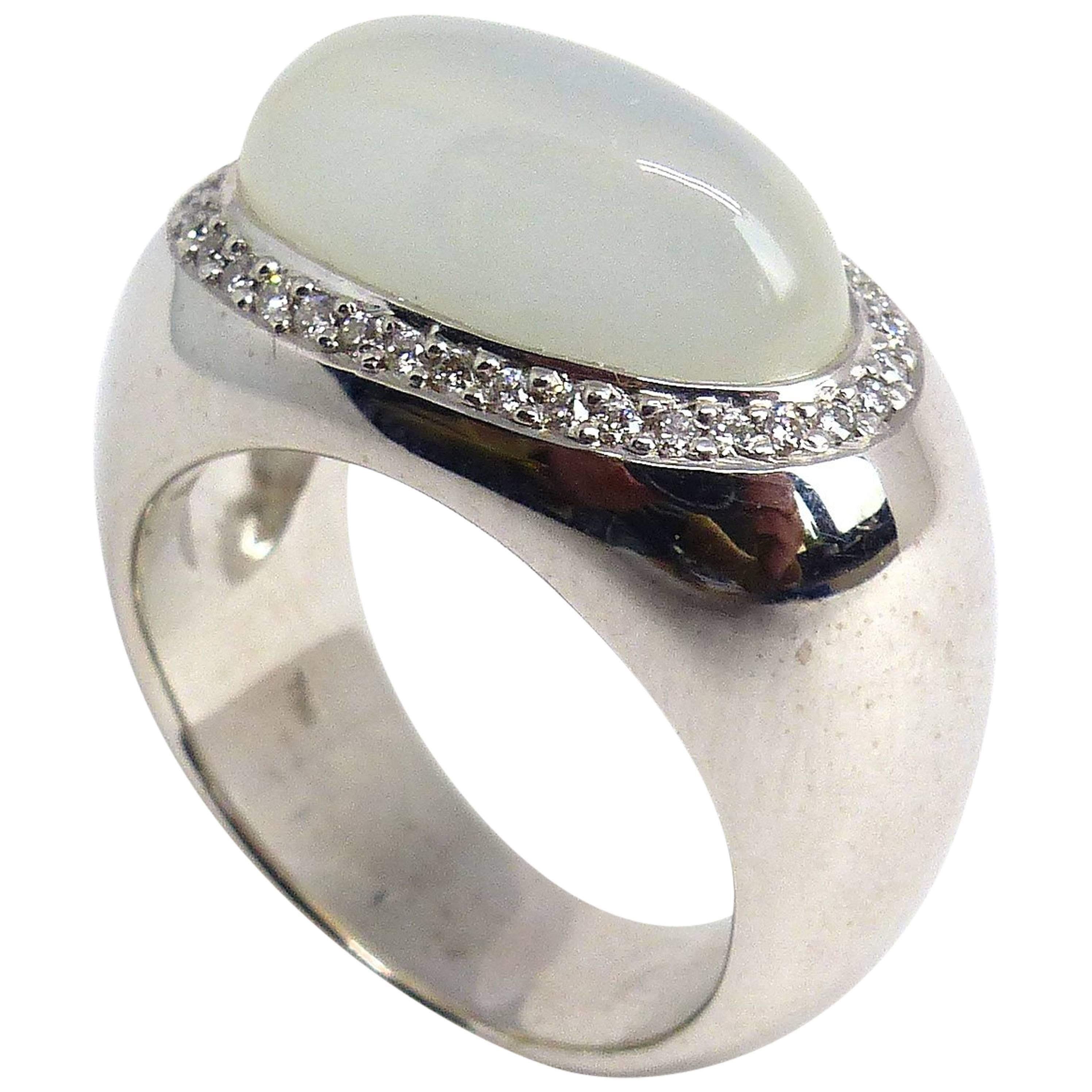 Ring in White Gold with 1 Moonstone Cabouchon oval 16x8mm and Diamonds. For Sale