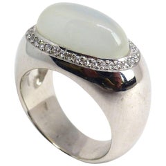 Ring in White Gold with 1 Moonstone Cabouchon oval 16x8mm and Diamonds.