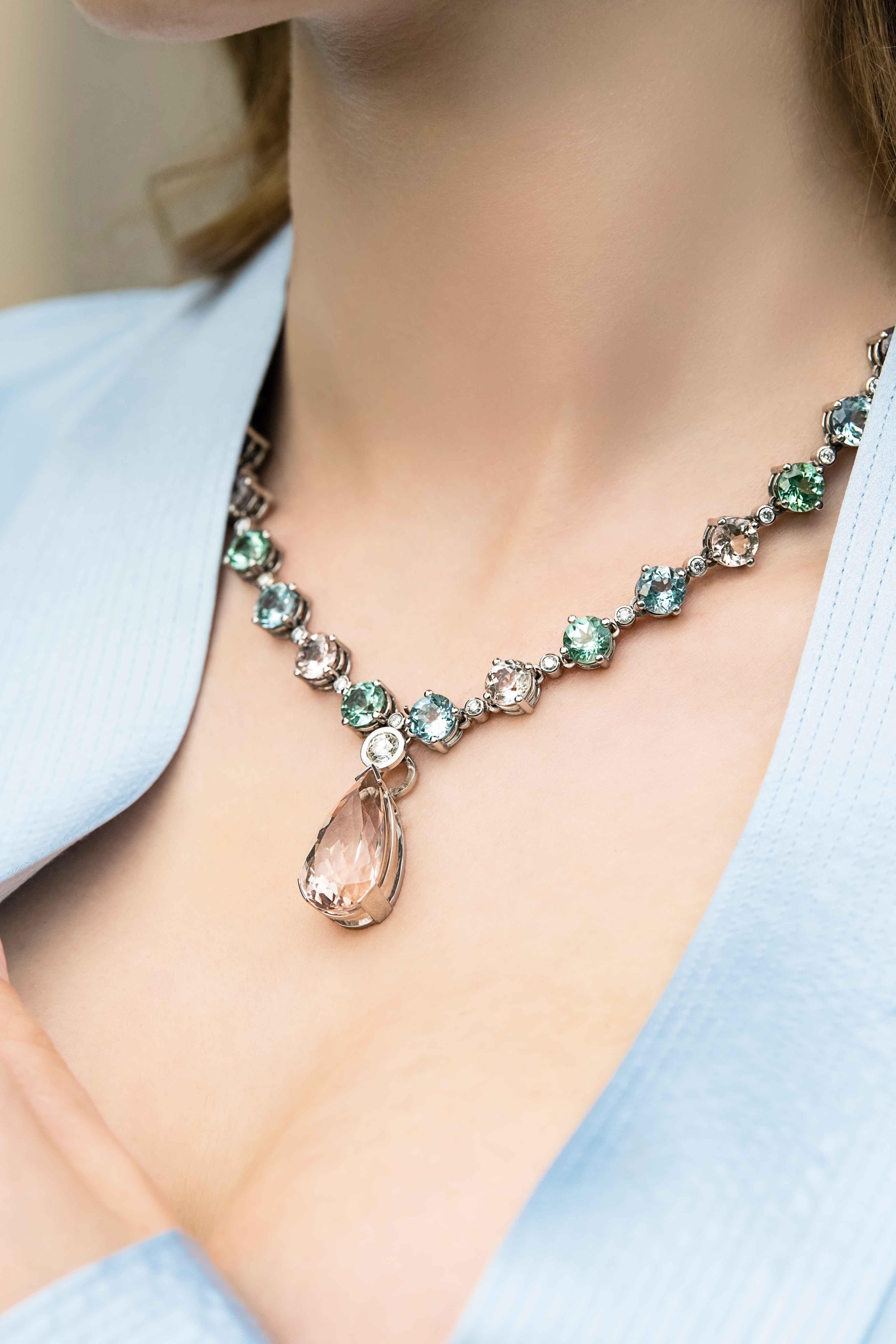 Taille brillant Pendentif en or blanc 21,56 carats avec morganite et diamants en vente
