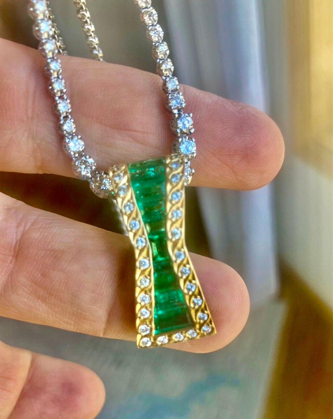 Women's GIA 4.00 Carat Fine Muzo Colombian Emerald Pendant 18K Gold For Sale