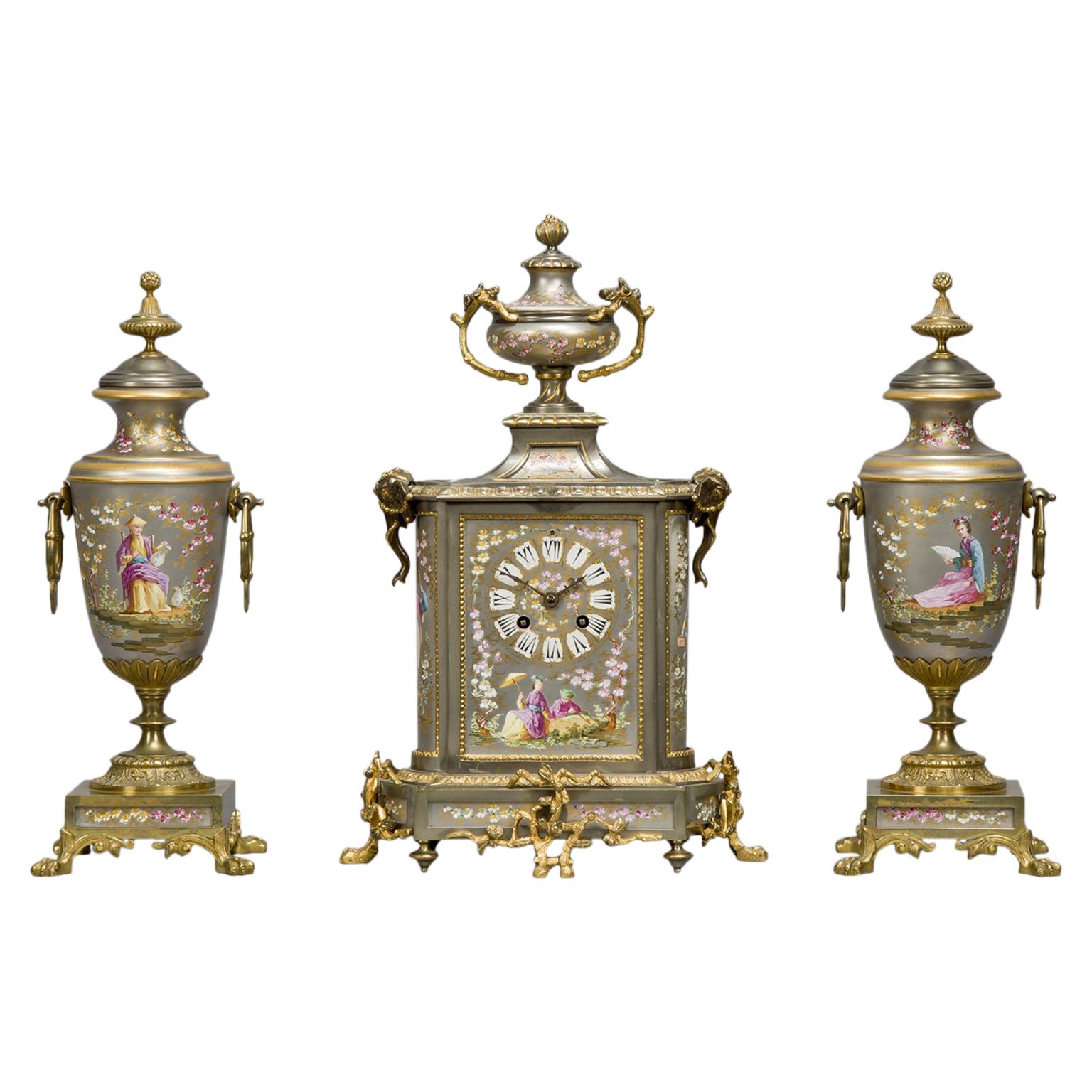 Raffinato orologio in porcellana con montatura in bronzo dorato di Napoléon III, circa 1870
