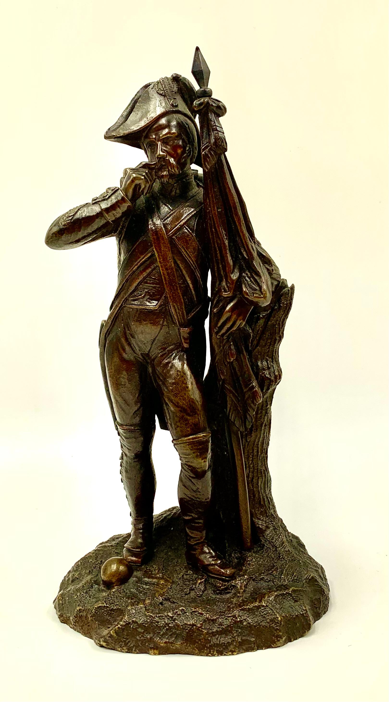 Un elegante ufficiale francese di epoca napoleonica in bronzo patinato e in piena regalia si appoggia a un tronco d'albero nodoso mentre si torce i baffi in questa deliziosa e insolita scultura da mobile. Questo pezzo risale all'inizio del XIX