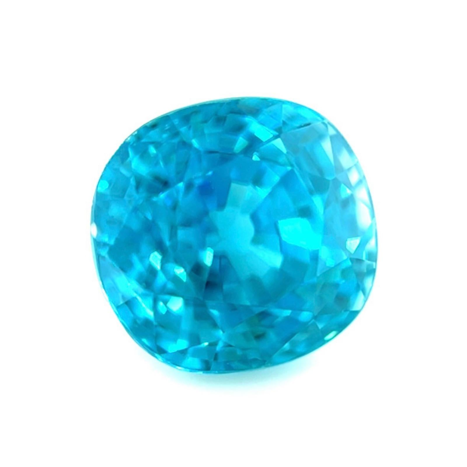 Feiner natürlicher 6,32ct lebhafter neonblauer Zirkon im Kissenschliff seltener Edelstein 9,5x9mm VVS
 
 Natürlicher lebhafter neonblauer Zirkon Edelstein.
 6,23 Karat mit einer schönen neonblauen Farbe und ausgezeichneter Reinheit, ein sehr