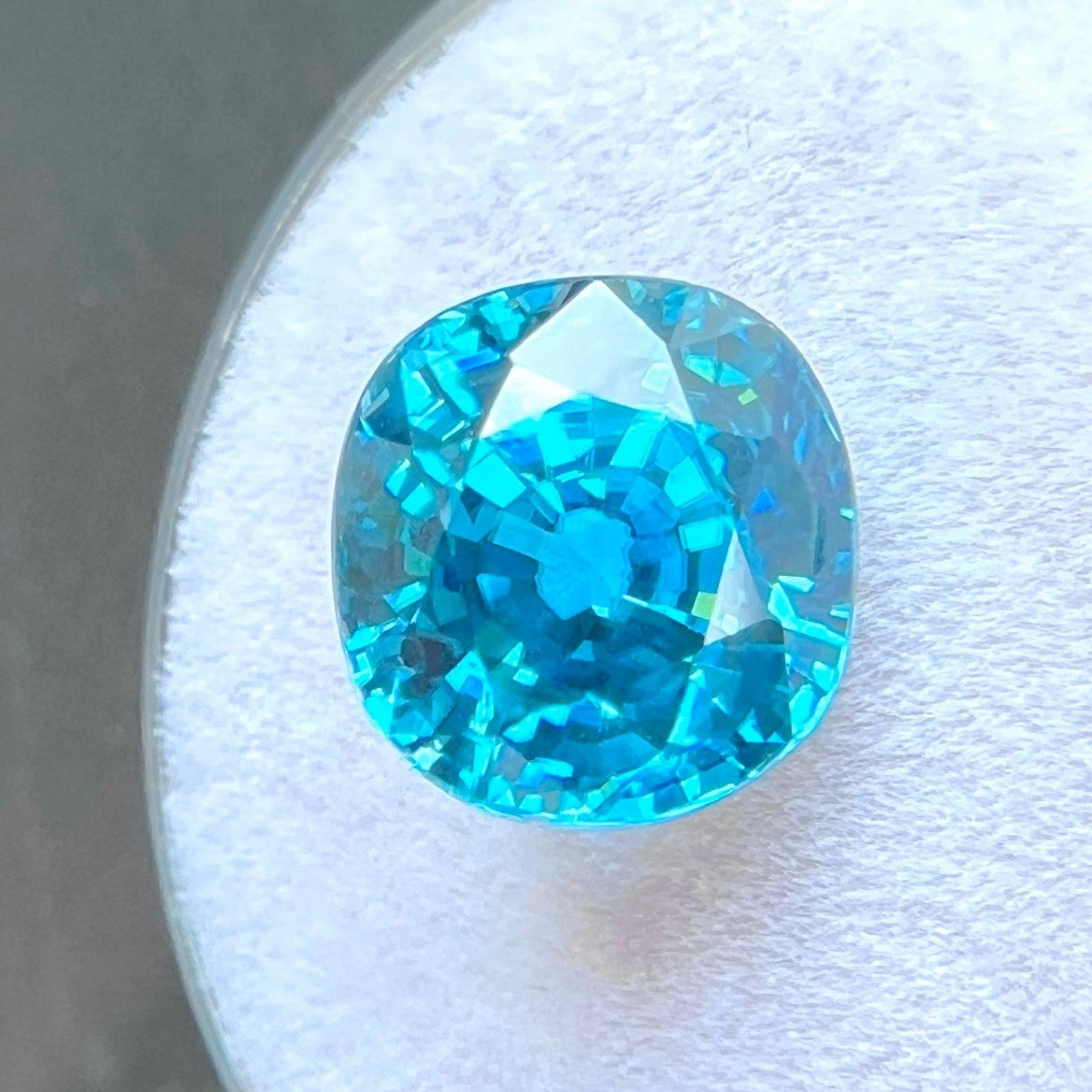 Feiner natürlicher 6,32ct lebhafter neonblauer Zirkon im Kissenschliff seltener Edelstein 9,5x9 mm VVS für Damen oder Herren im Angebot