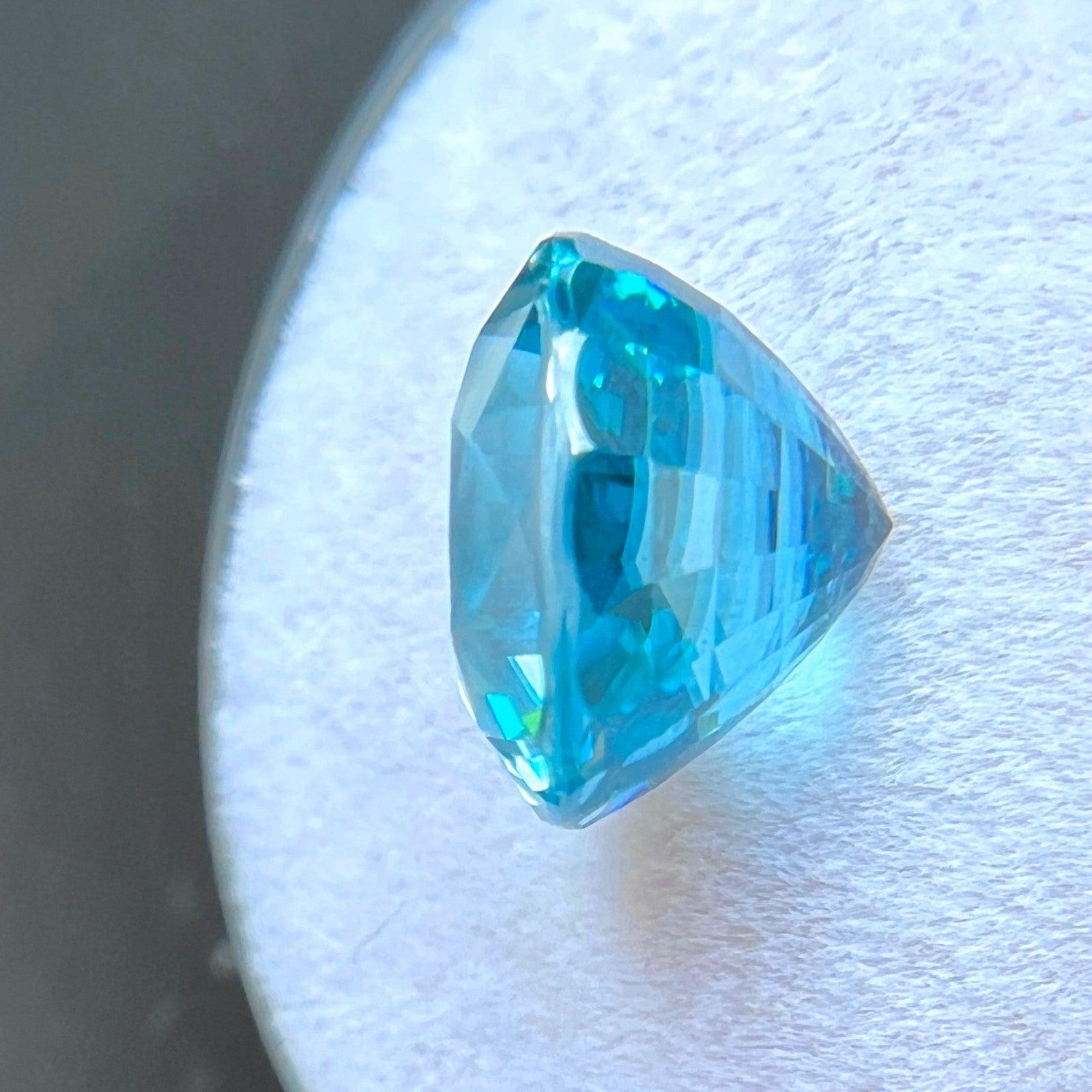 Feiner natürlicher 6,32ct lebhafter neonblauer Zirkon im Kissenschliff seltener Edelstein 9,5x9 mm VVS im Angebot 1