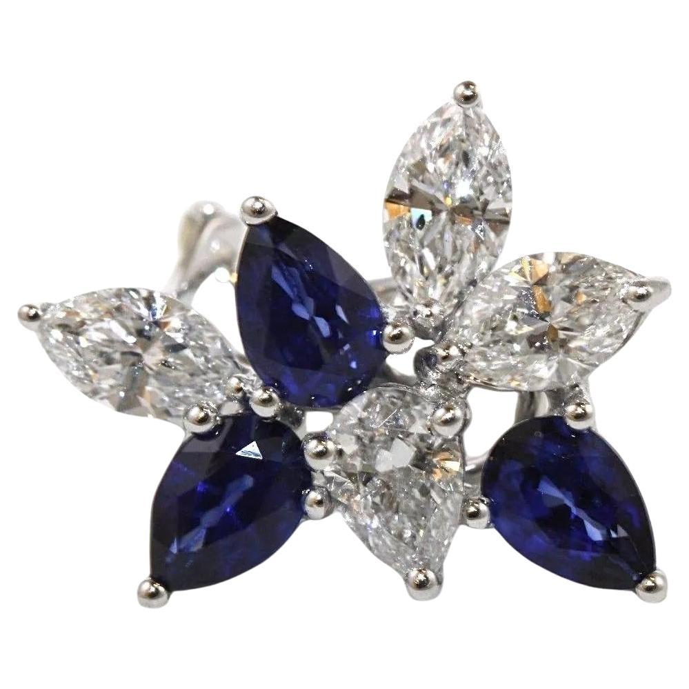 Feine Cluster-Ohrringe aus blauem Saphir und Diamant in 18 Karat Weißgold

Ein auffälliges Paar Cluster-Ohrstecker in Designerqualität, gefertigt aus 100% natürlichem 18 Karat Weißgold und in brandneuem Zustand angeboten.
Zwei tiefblaue,