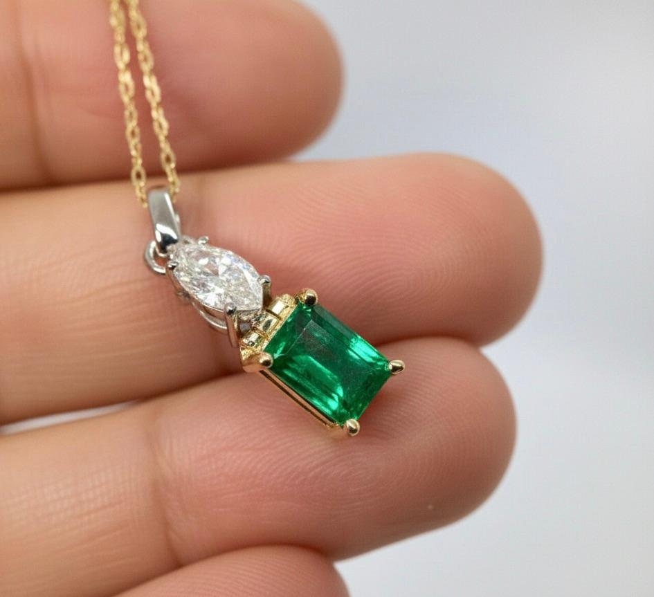 Feine natürliche kolumbianische Smaragd-Diamant- Solitär-Anhänger-Halskette 18 Karat im Angebot 1