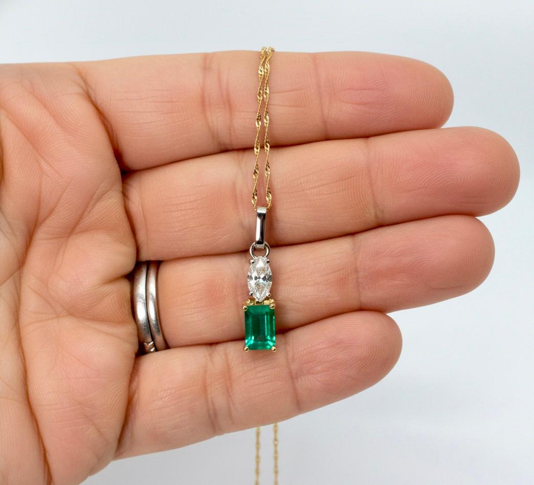 Feine AAA kolumbianischen Smaragd Diamant Solitär Anhänger Drop Halskette 18K Gold
Feiner natürlicher kolumbianischer Smaragd, Smaragdschliff 1,80 Karat - VS, AAA Lebendiges intensives mittleres Grün - vollständig gesättigt, ausgezeichnete Klarheit