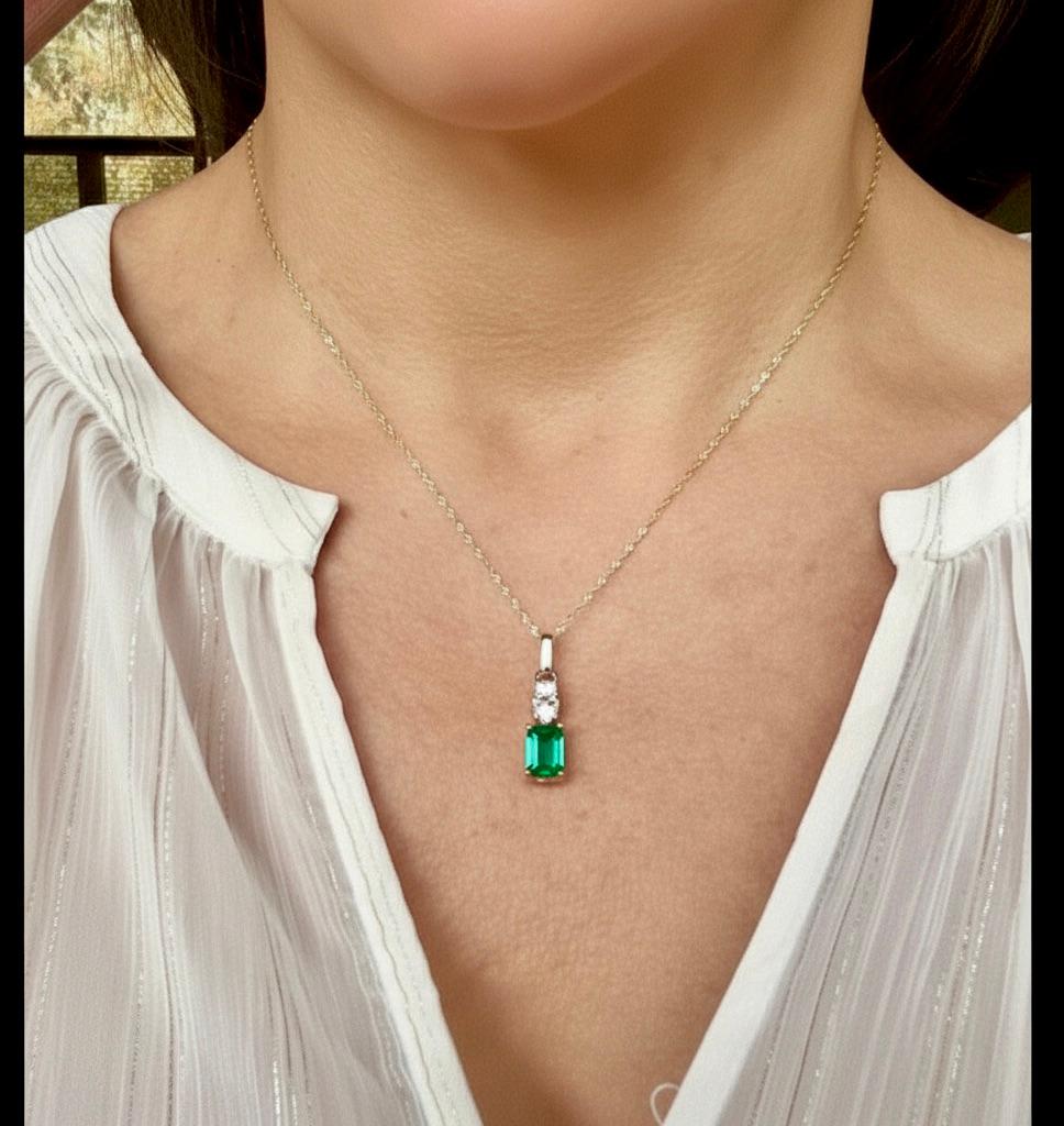 Feine natürliche kolumbianische Smaragd-Diamant- Solitär-Anhänger-Halskette 18 Karat (Smaragdschliff) im Angebot