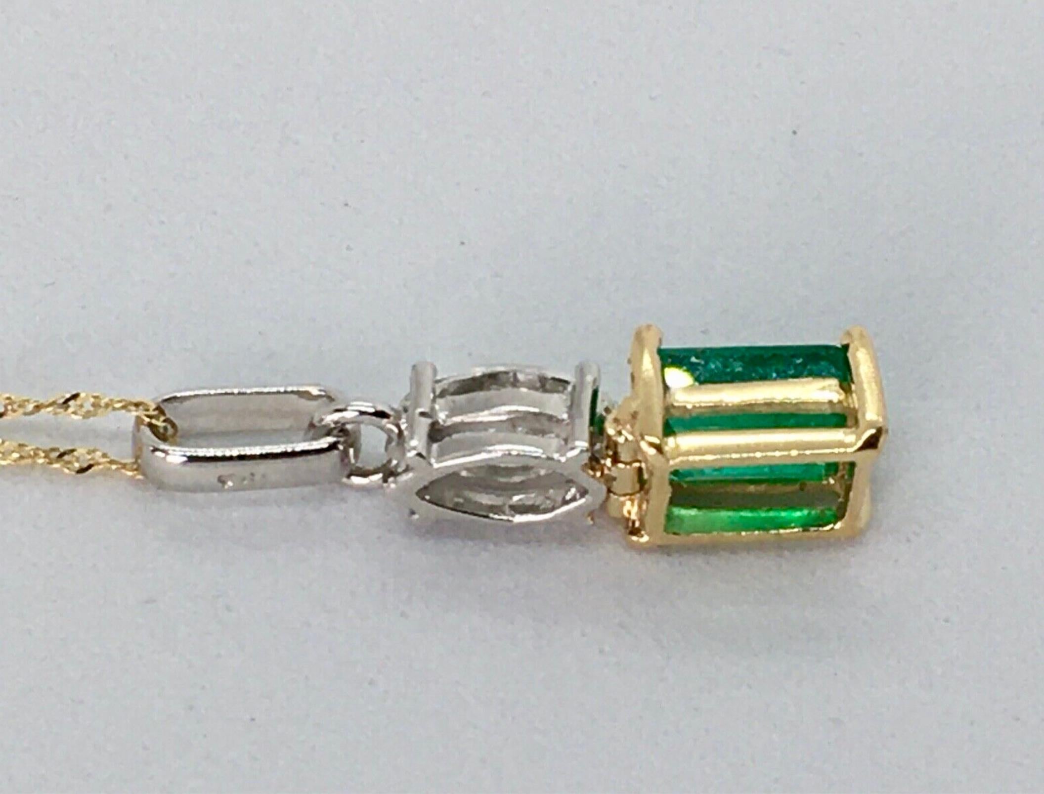 Feine natürliche kolumbianische Smaragd-Diamant- Solitär-Anhänger-Halskette 18 Karat im Angebot 5