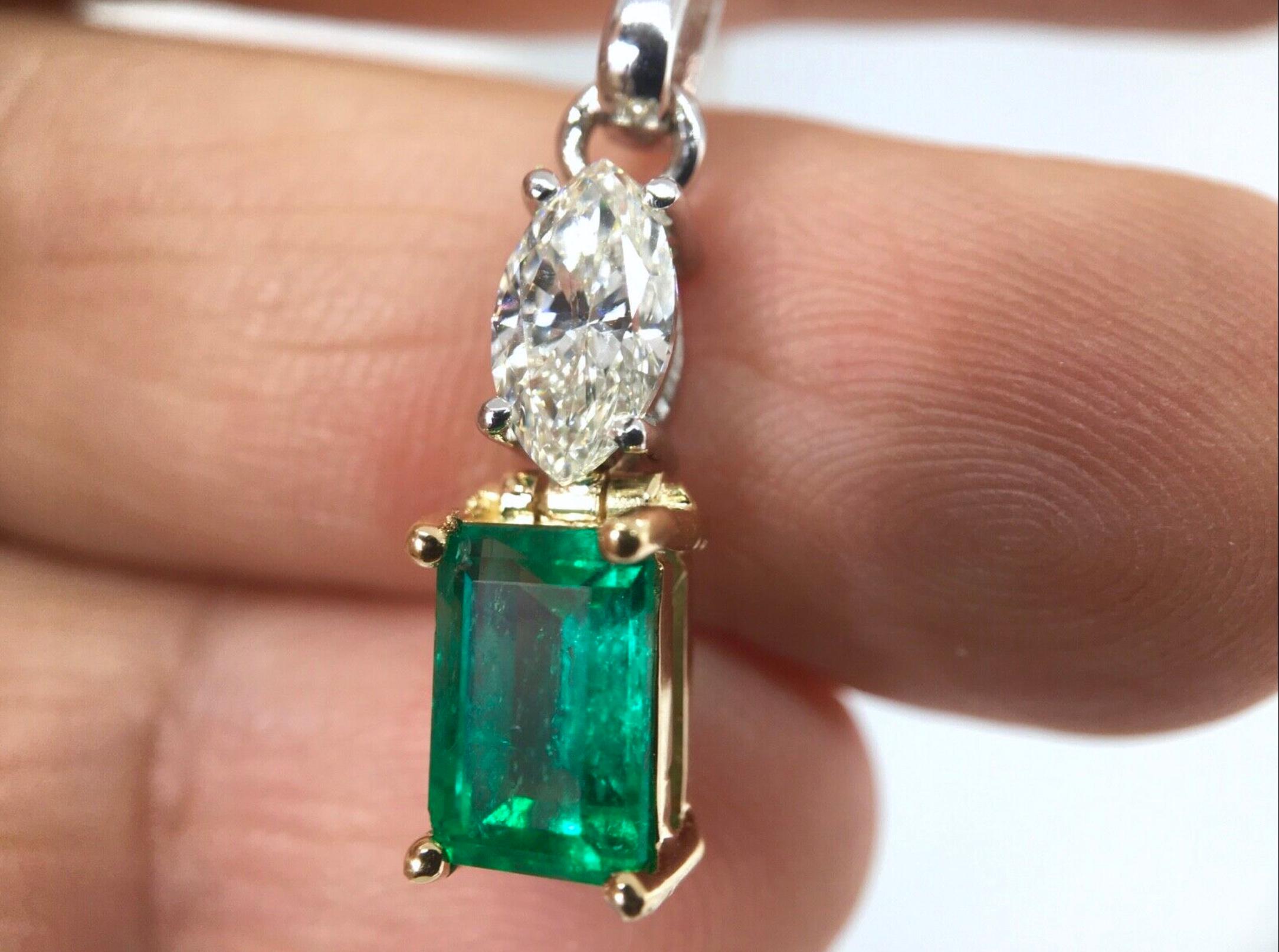 Feine natürliche kolumbianische Smaragd-Diamant- Solitär-Anhänger-Halskette 18 Karat im Angebot 2