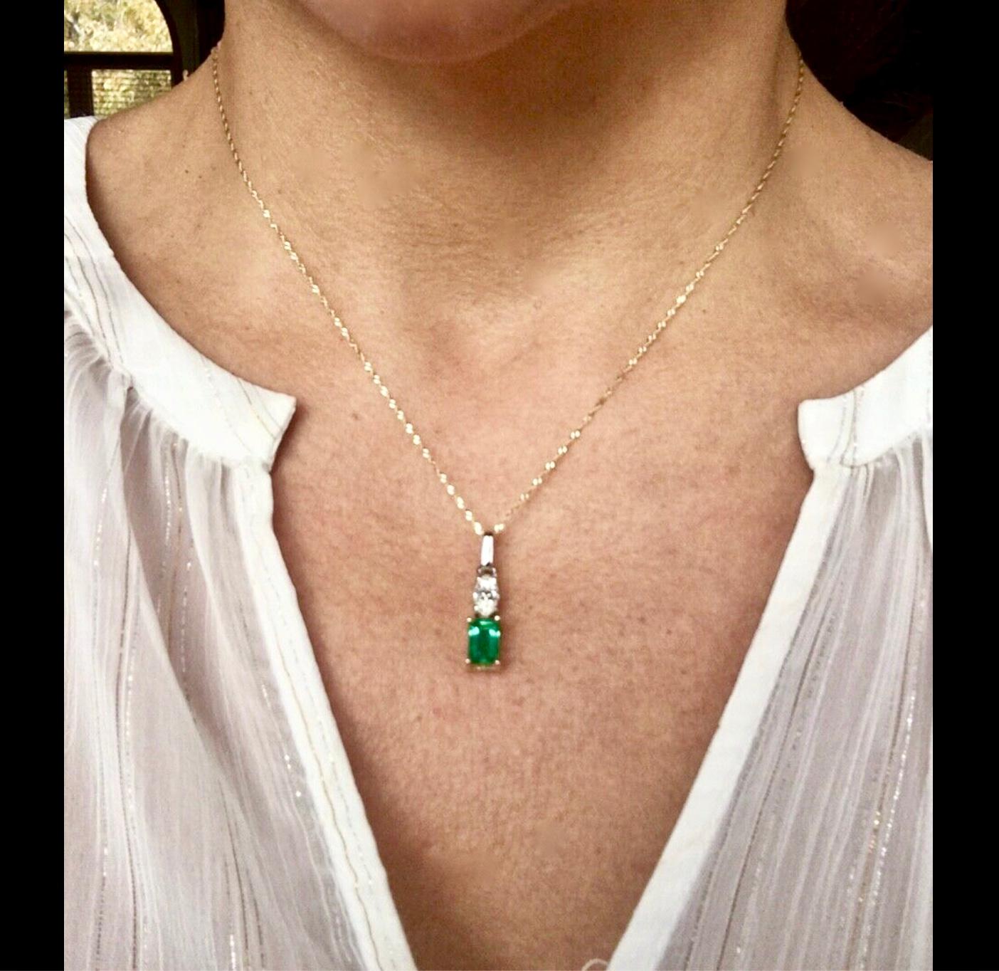 Women's Fine Natural Colombian Emerald Diamond Solitaire Pendant Drop Necklace 18 Karat For Sale