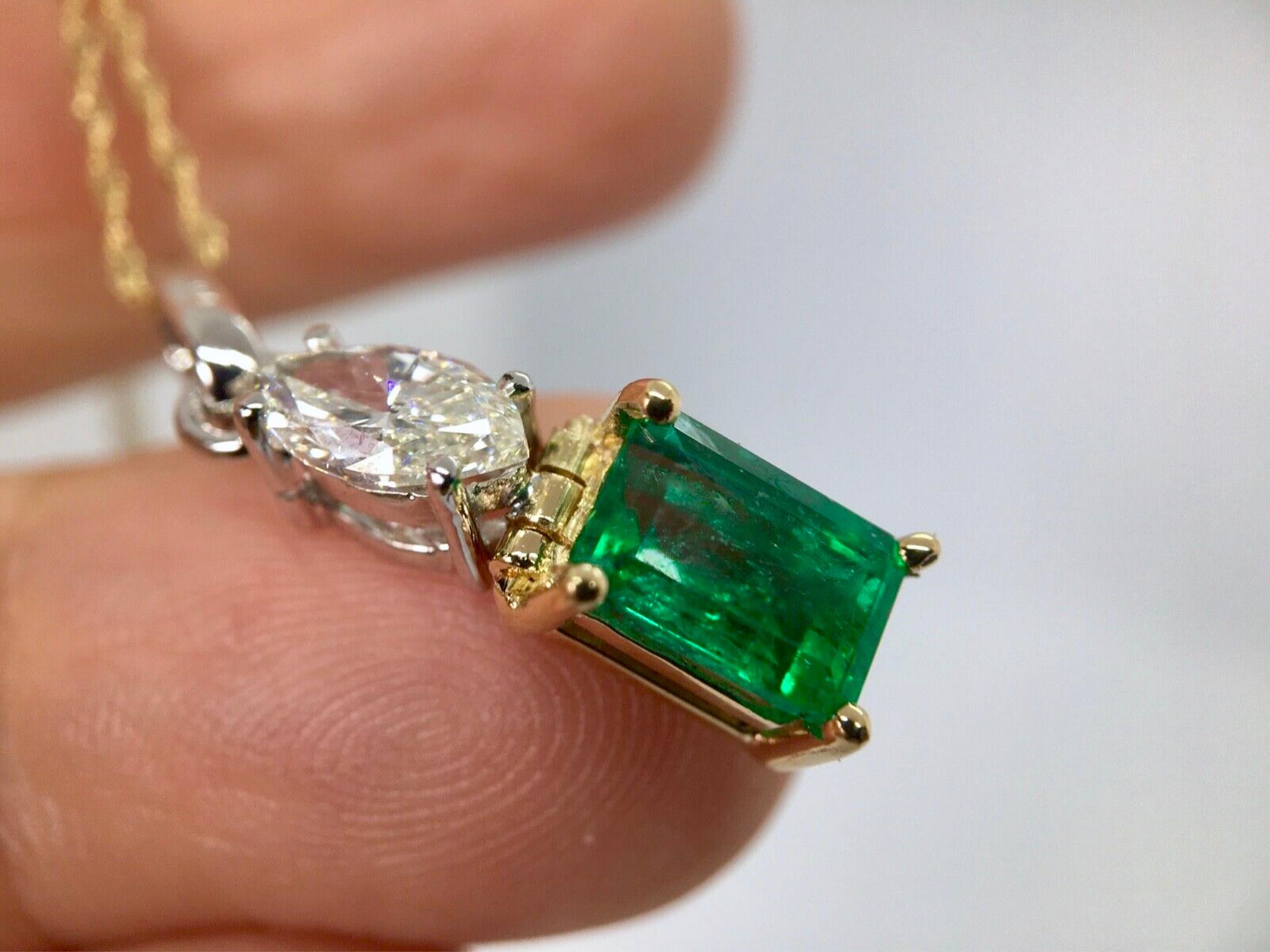 Feine natürliche kolumbianische Smaragd-Diamant- Solitär-Anhänger-Halskette 18 Karat im Angebot 3