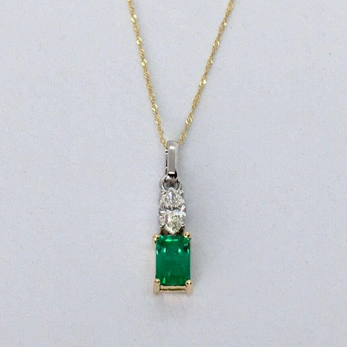 Feine natürliche kolumbianische Smaragd-Diamant- Solitär-Anhänger-Halskette 18 Karat im Angebot 4