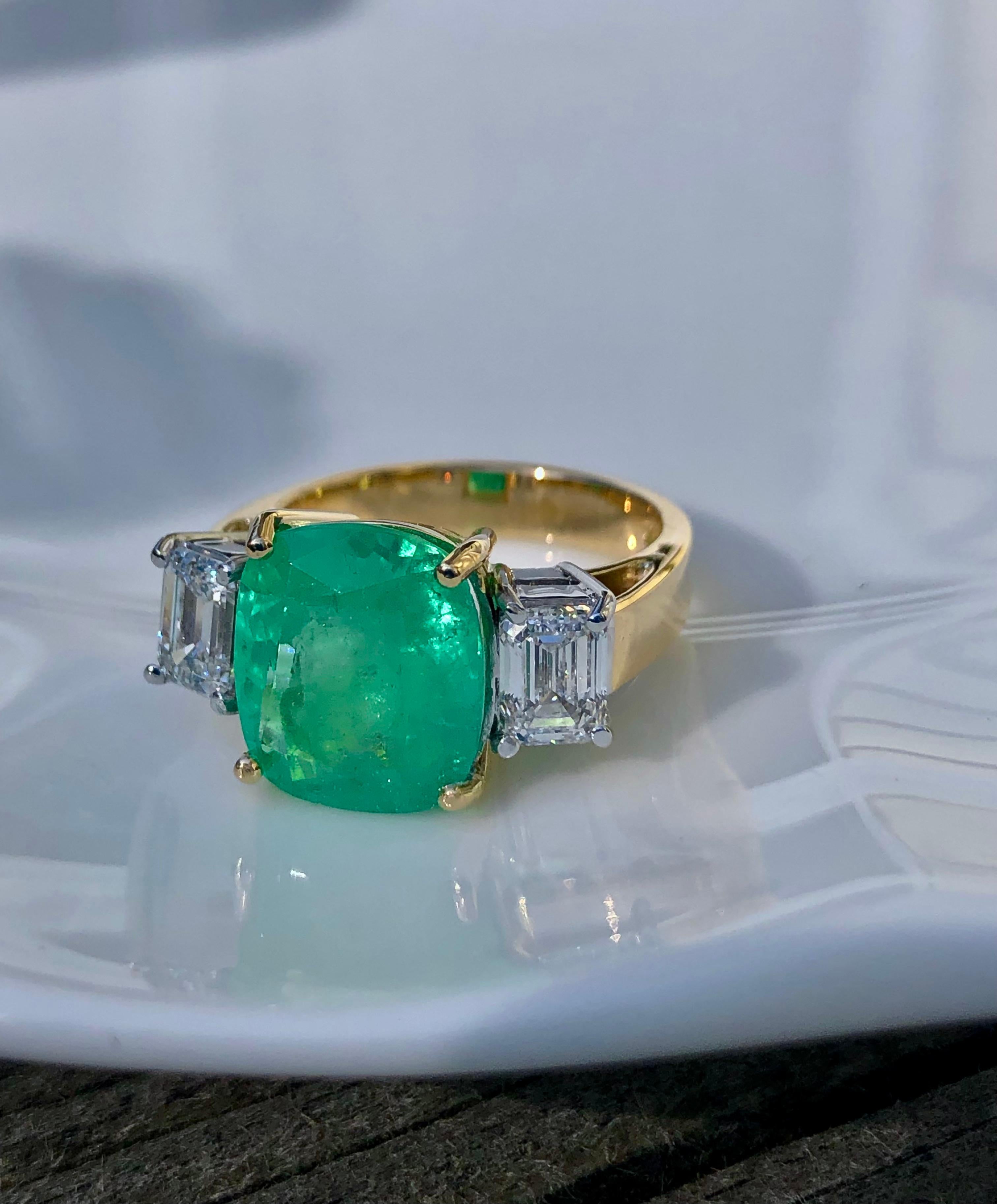 Contemporary Emeralds Maravellous Fine Natural Cushion Colombian Emerald Diamond Ring 18K For Sale