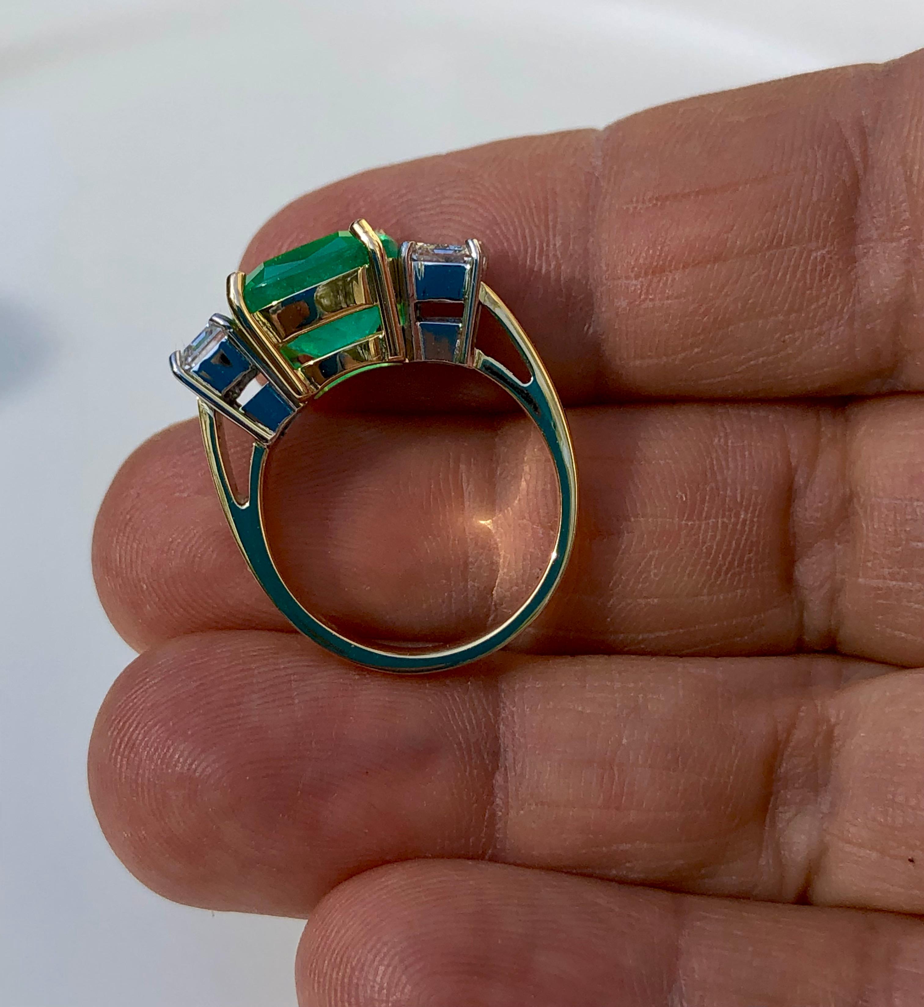 Women's Emeralds Maravellous Fine Natural Cushion Colombian Emerald Diamond Ring 18K For Sale