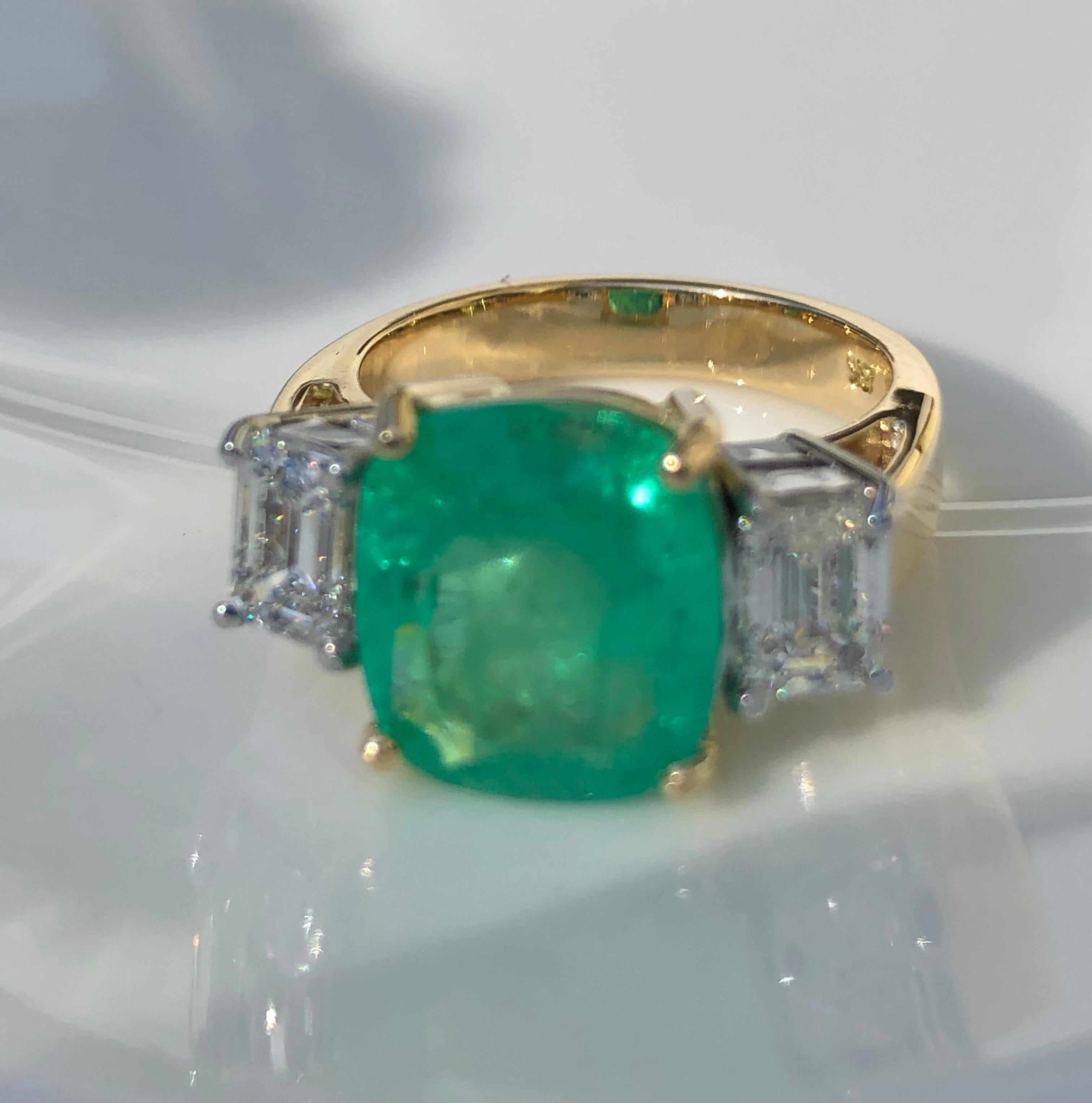 Women's Emeralds Maravellous Fine Natural Cushion Colombian Emerald Diamond Ring 18K For Sale