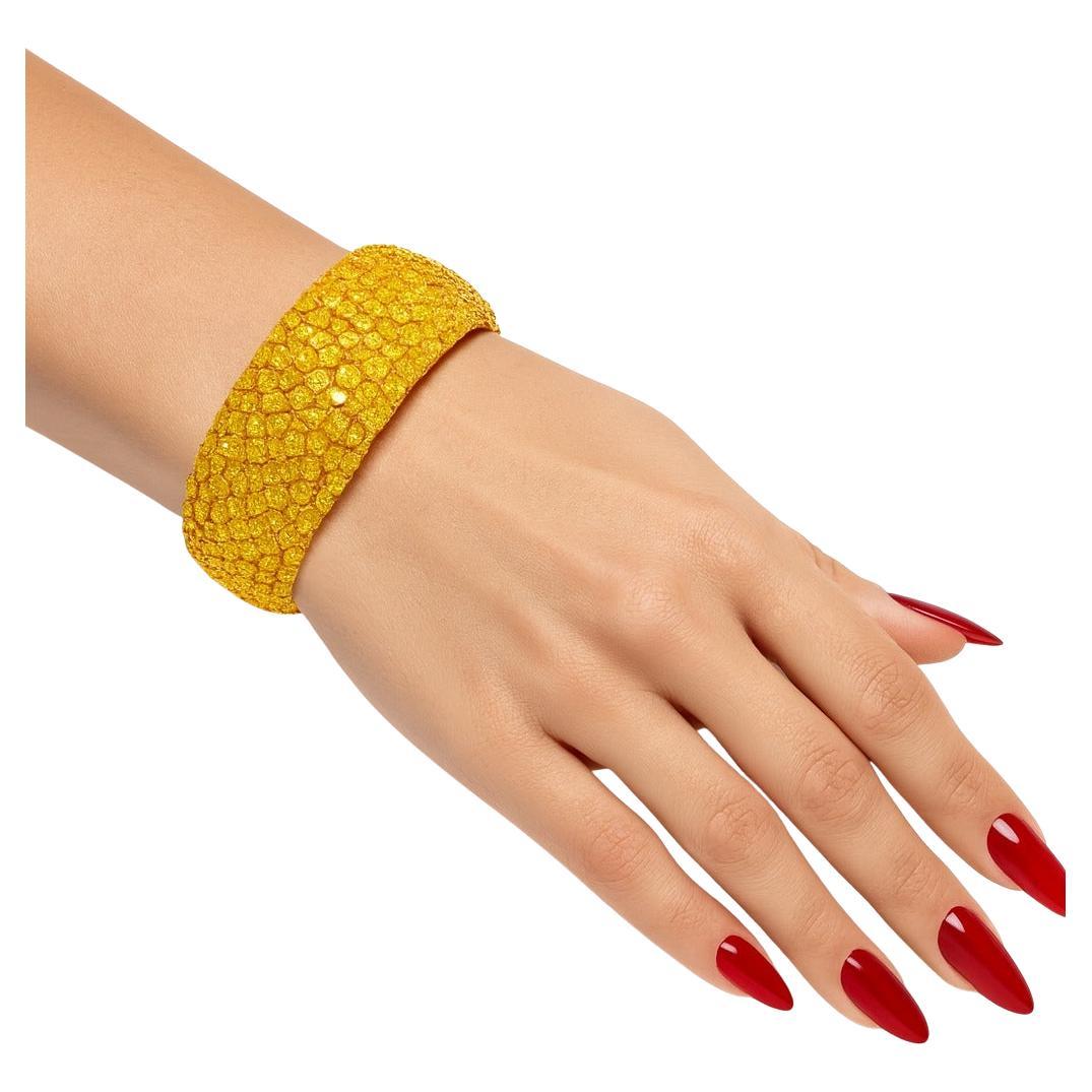 Bracciale da donna giallo canarino fine e naturale, a forma di cluster di diamanti, ampio e di qualità

Questo straordinario bracciale è realizzato in oro giallo massiccio 14K e sfoggia un'abbagliante quantità di 48 carati di diamanti naturali.