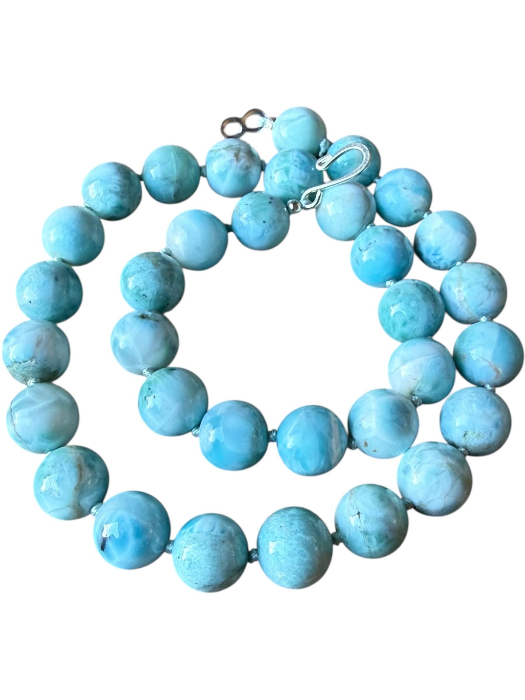 Artigiano Collana di Larimar naturale fine con perline rotonde da 12 mm Repubblica Dominicana, infilate a mano in vendita