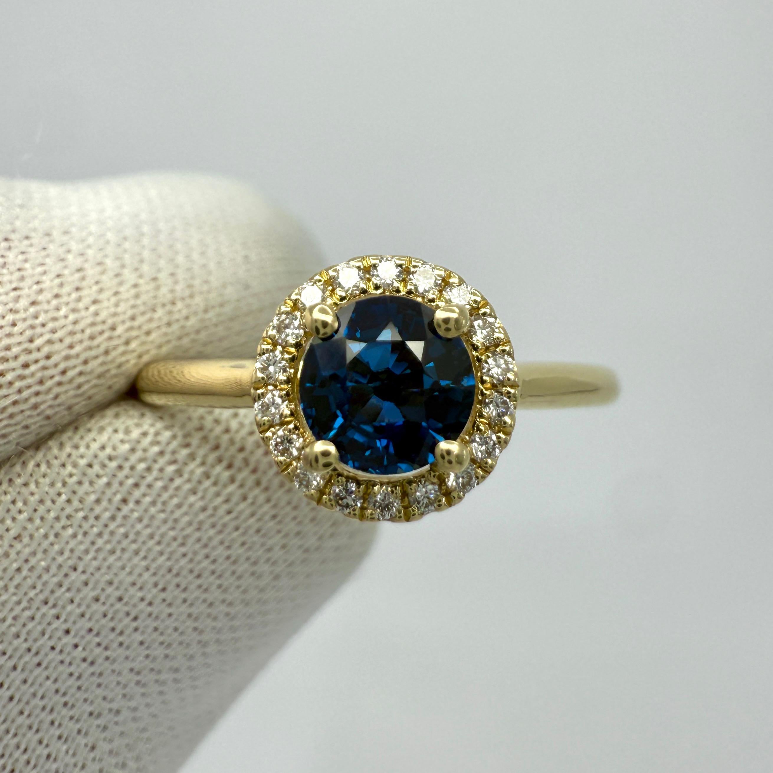 Fine Round Cut Royal Blue Sapphire und Diamant 18k Gelbgold Halo Ring. 0,75 Karat insgesamt.

Feiner Saphir von 0,67 Karat mit einer atemberaubenden tief königsblauen Farbe, sehr guter Klarheit und ausgezeichnetem Rundschliff. Der Saphir misst 5