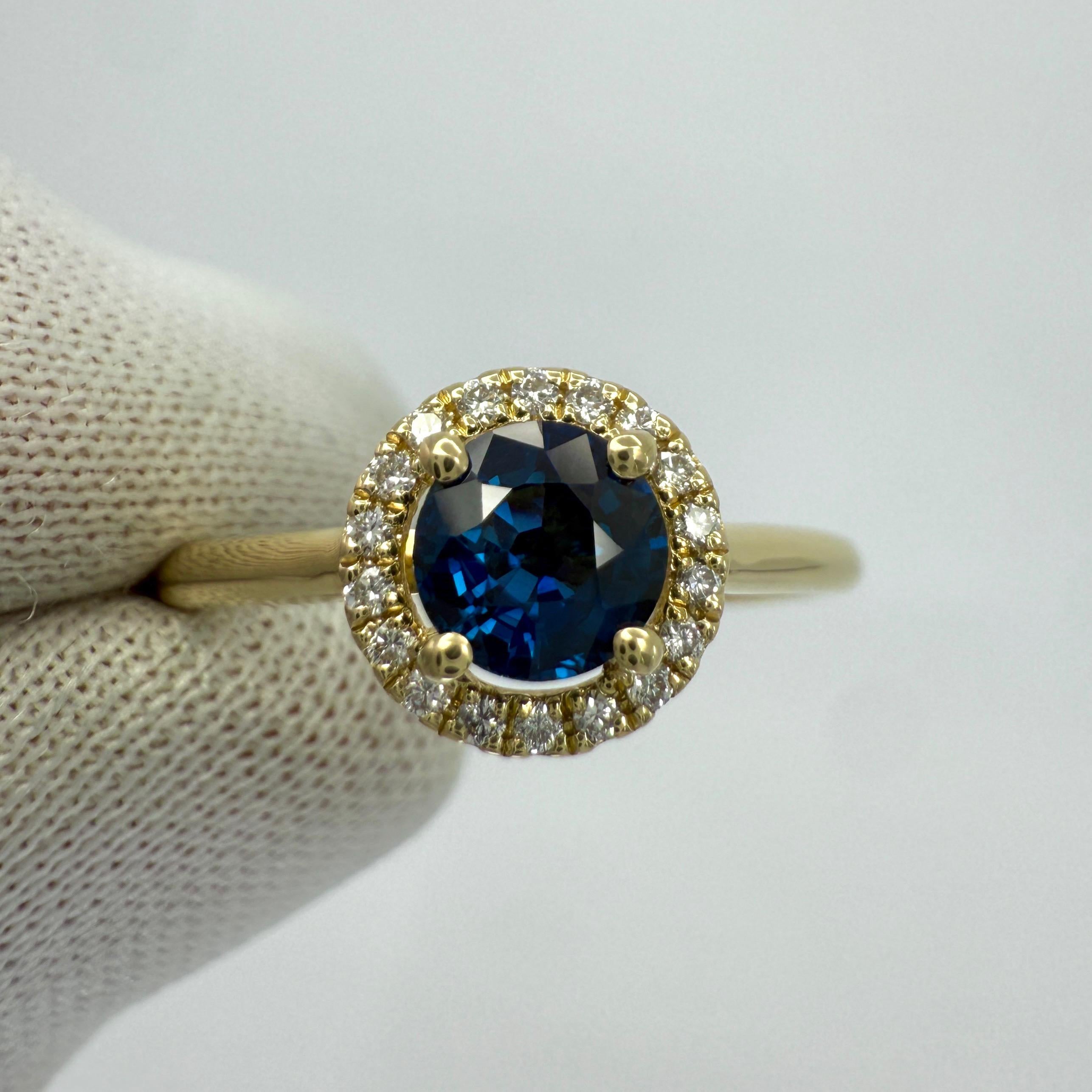 Feiner natürlicher runder Schliff Königlicher Blauer Saphir und Diamant 18k Gelbgold Halo Ring für Damen oder Herren im Angebot