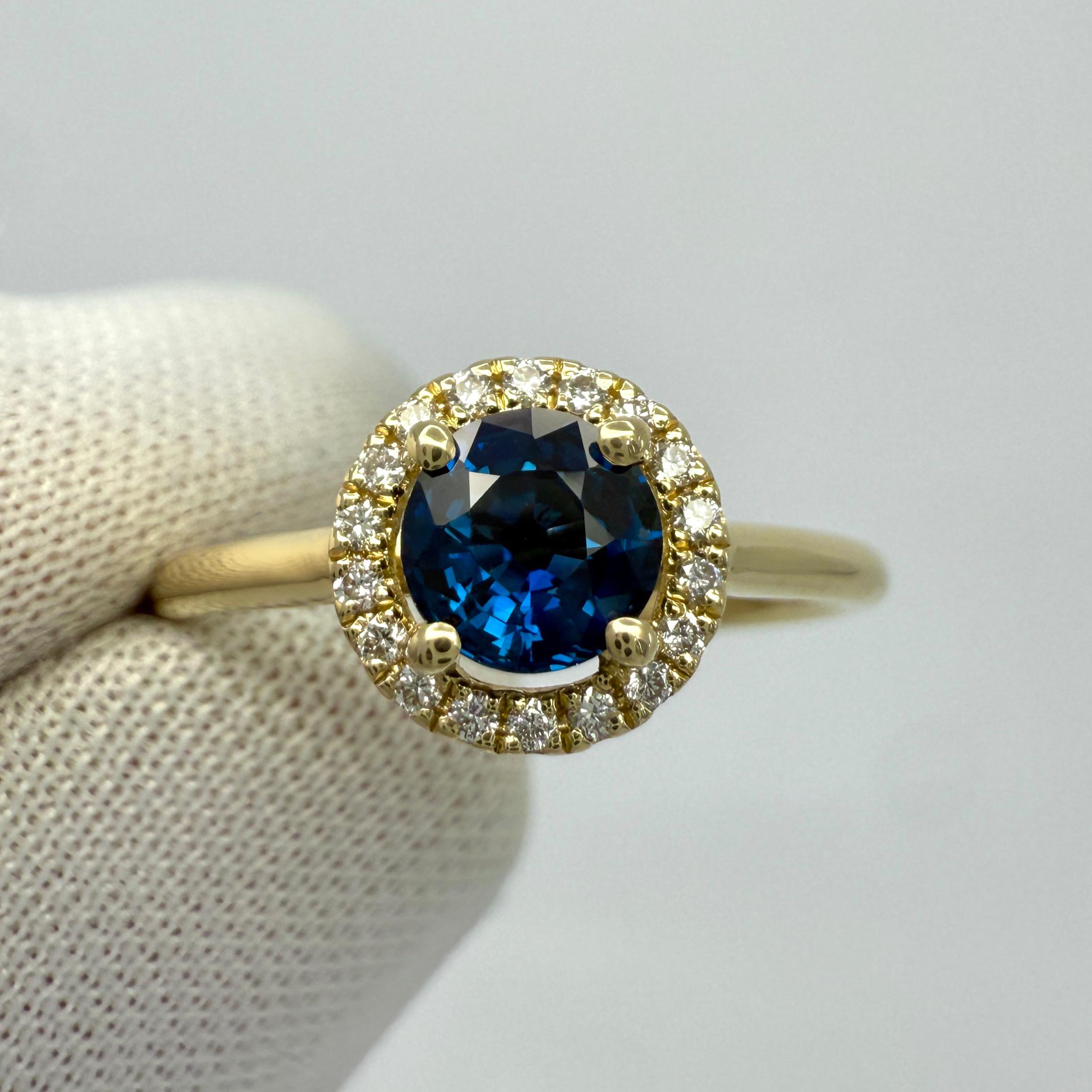 Feiner natürlicher runder Schliff Königlicher Blauer Saphir und Diamant 18k Gelbgold Halo Ring im Angebot 1