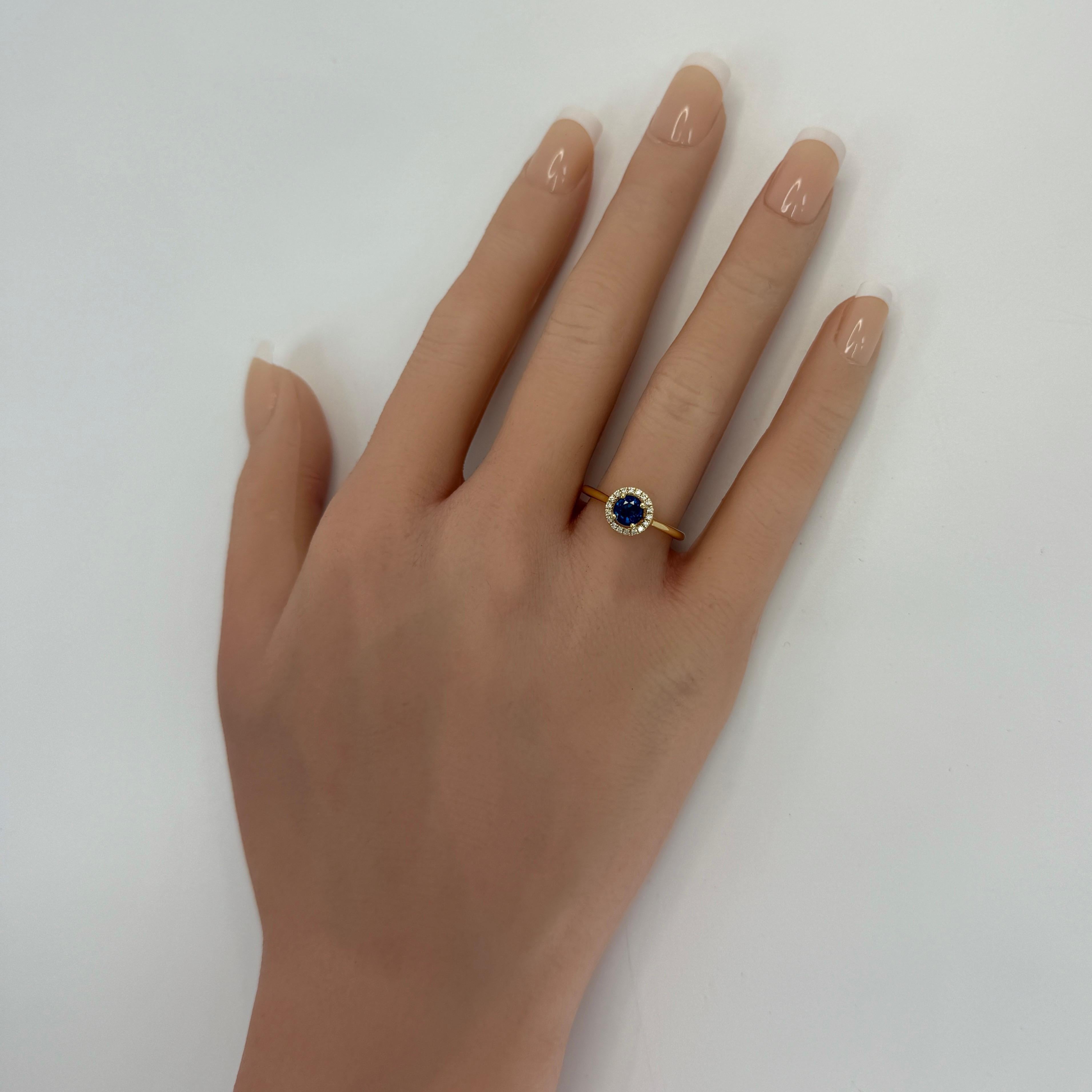 Feiner natürlicher runder Schliff Königlicher Blauer Saphir und Diamant 18k Gelbgold Halo Ring im Angebot 2