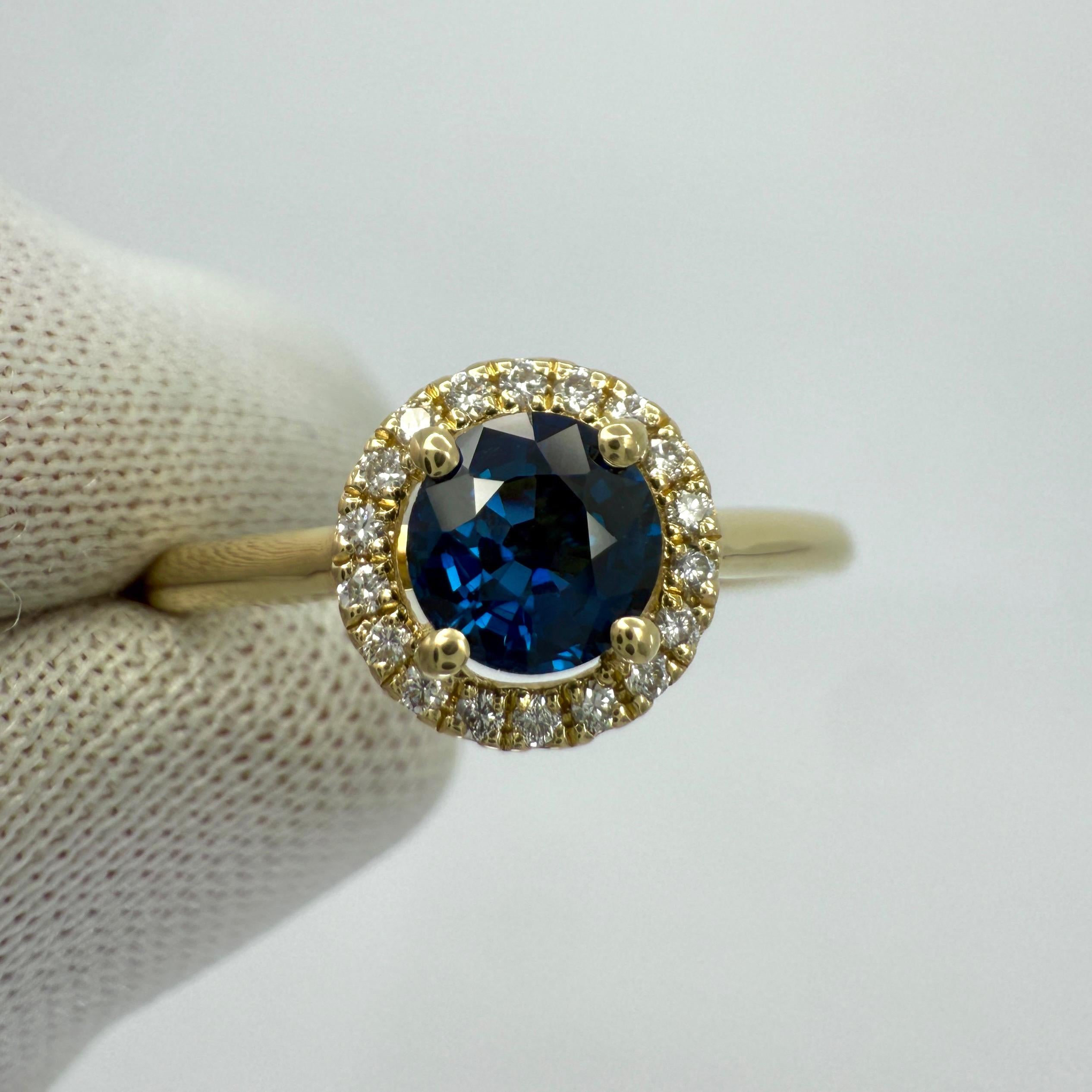 Feiner natürlicher runder Schliff Königlicher Blauer Saphir und Diamant 18k Gelbgold Halo Ring im Angebot 3