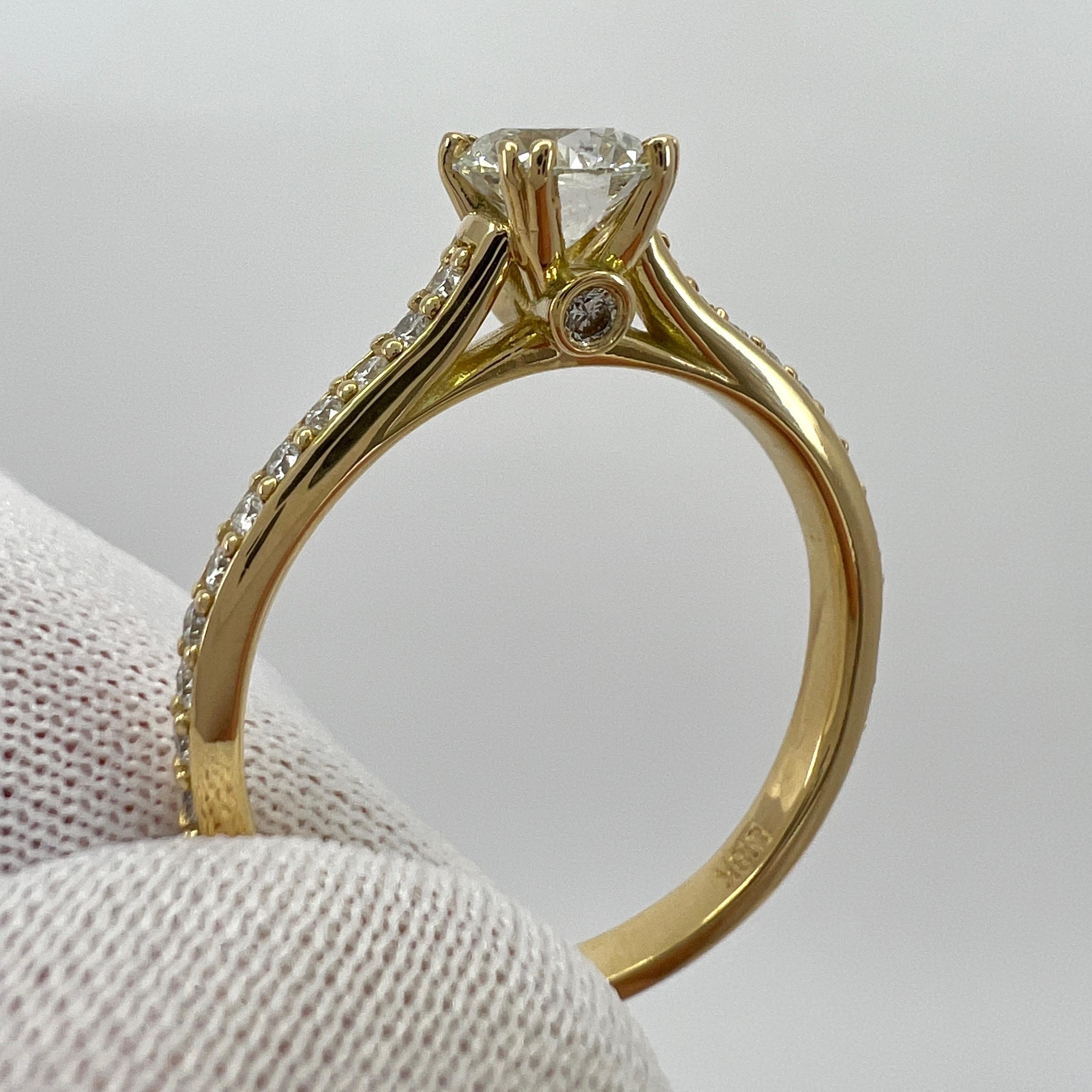 Fine Natural Round Cut White Diamond 18k Yellow Gold Solitaire Accent Ring In New Condition For Sale In Birmingham, GB