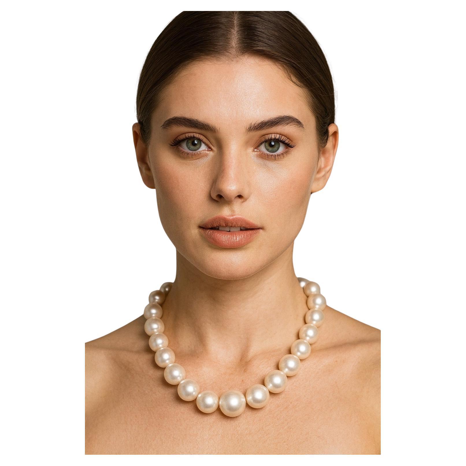 Feine natürliche runde Südseeperle & Diamant-Baumel-Halskette
Diese exquisite Halskette aus 100% natürlichem 18-karätigem Weißgold ist in brandneuem Zustand. Er präsentiert einen bemerkenswerten Strang perfekt runder Südseeperlen, deren Größe von 12