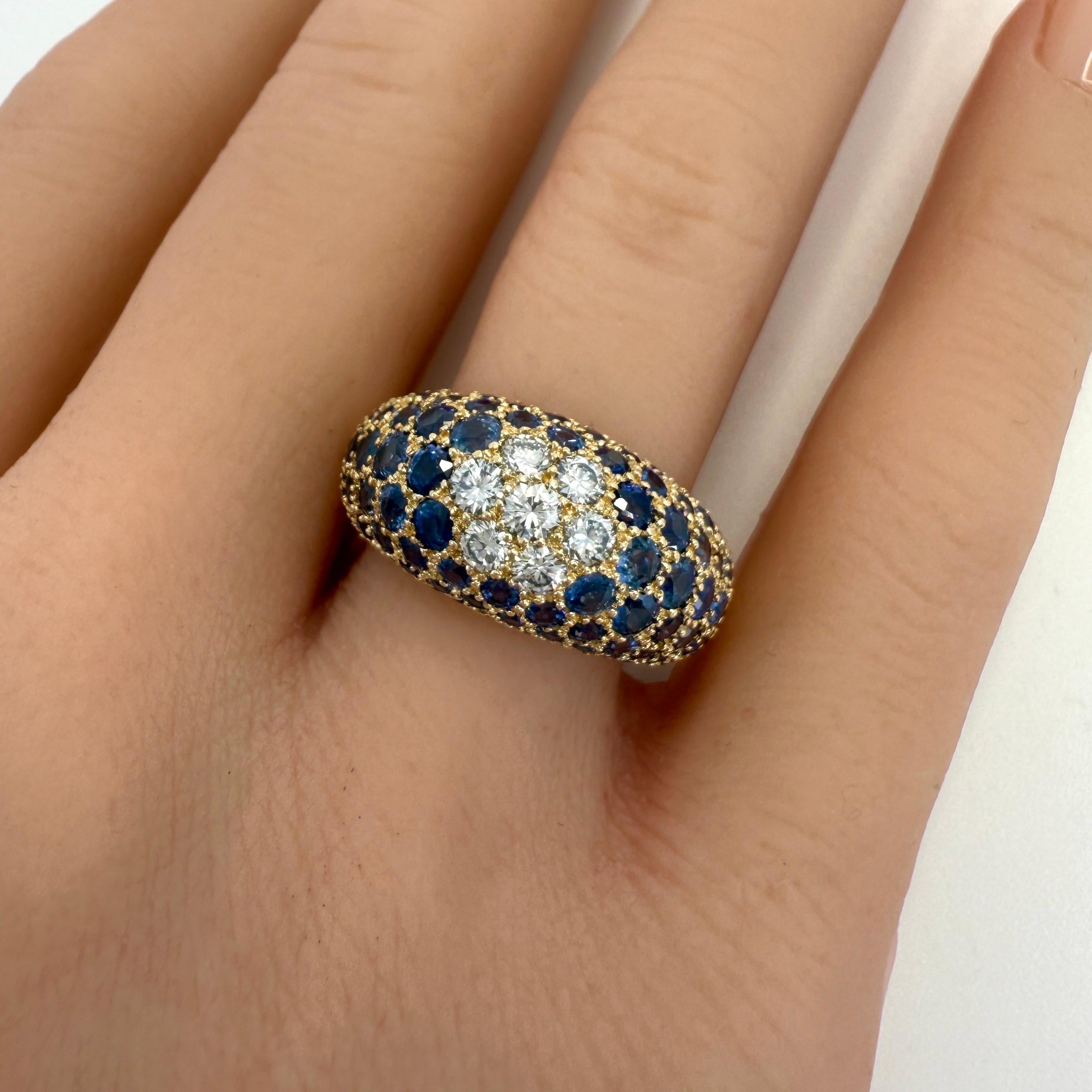 da uomo o donna Raffinato anello a cupola in oro giallo 18 carati con zaffiro naturale e pavé di diamanti a taglio rotondo in vendita