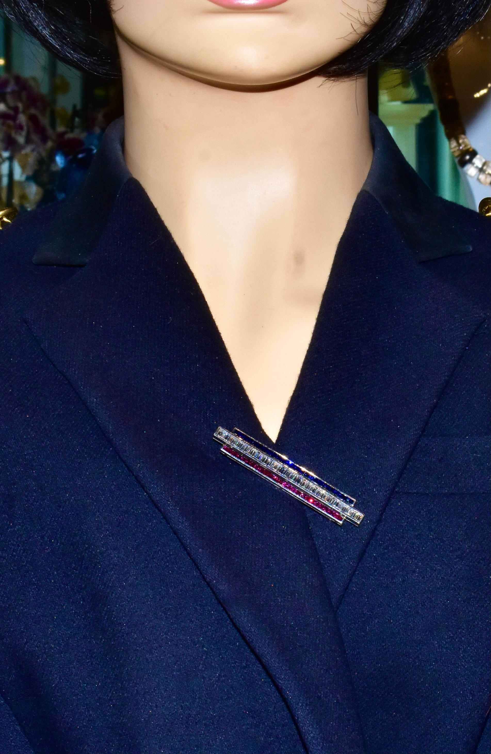 Broche fino de oro blanco de 18 quilates con zafiro natural, rubí y diamante blanco talla fantasía. Art Decó en venta