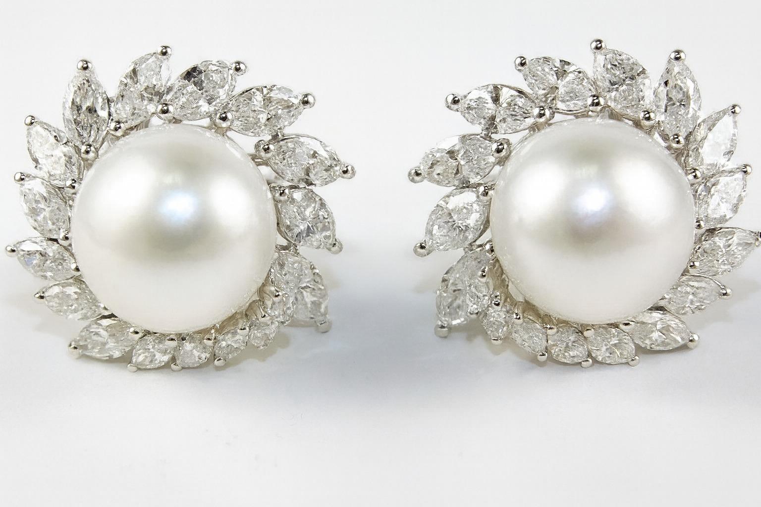 Taille ronde Boucles d'oreilles halo en perles des mers du Sud naturelles et diamants  Whiting en blanc 18K en vente