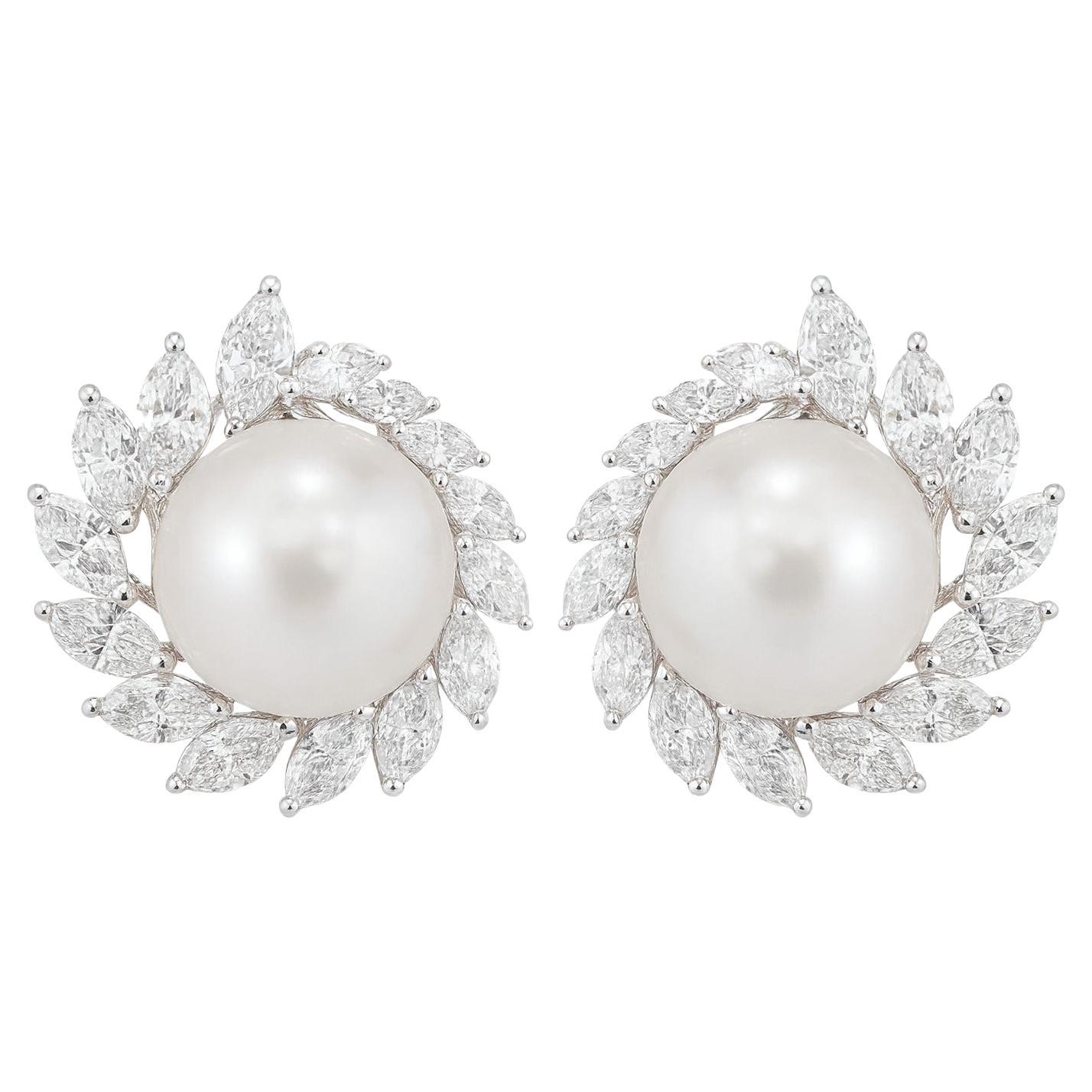 Boucles d'oreilles halo en perles des mers du Sud naturelles et diamants

Réalisées en or blanc 18 carats, ces toutes nouvelles boucles d'oreilles mettent en valeur deux magnifiques perles naturelles des mers du Sud, chacune mesurant un diamètre