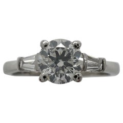 Bague à trois pierres en platine avec diamant blanc rond taillé en pointe et baguette