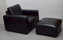 FINE NATUZZI ARMCHAiR ET FOOTSTOOL EN CUIR NOIR FABRIQUÉ EN ITALIE