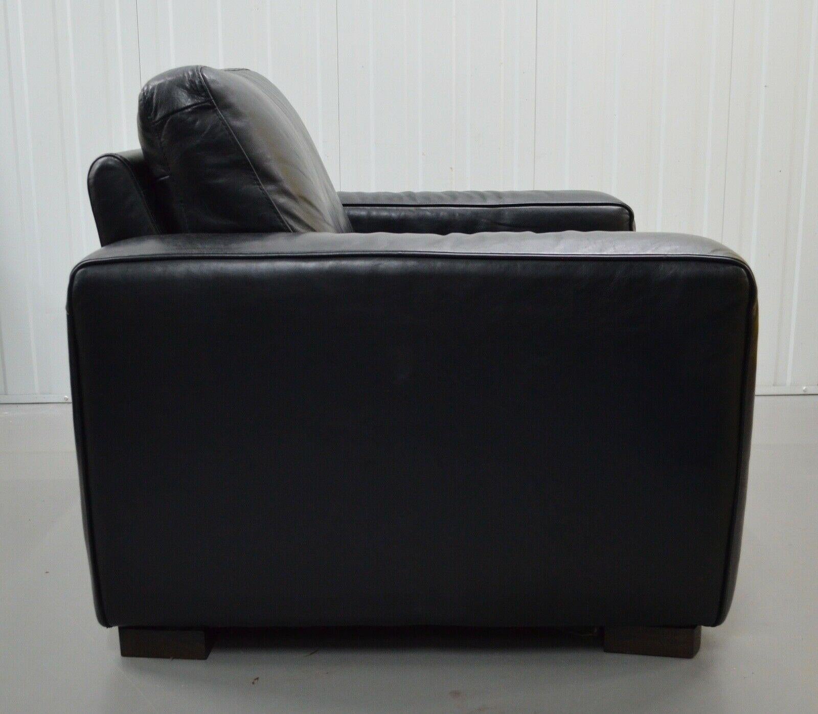Hand-Crafted FINE NATUZZI BLACK LEATHER ARMCHAiR & FOOTSTOOL MADE IN ITALY