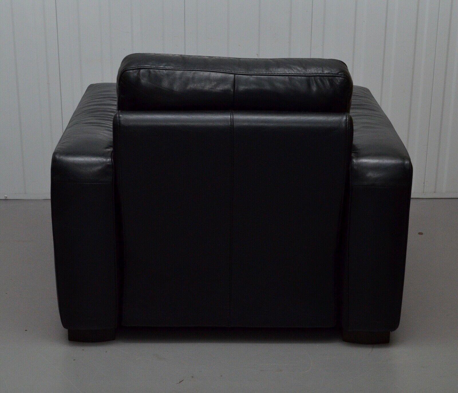 FINE NATUZZI BLACK LEATHER ARMCHAiR & FOOTSTOOL MADE IN ITALY In Good Condition In West Sussex, Pulborough