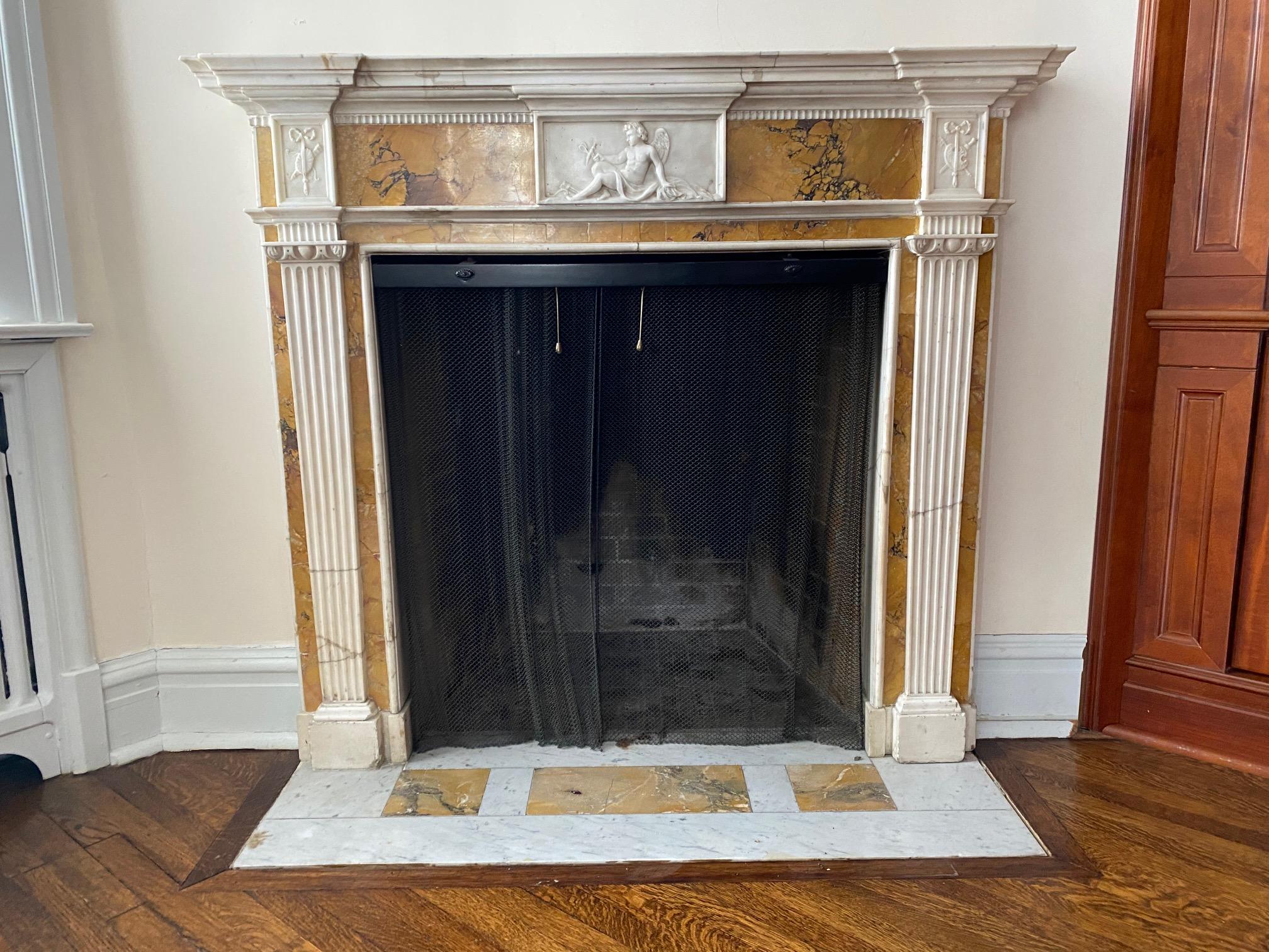 Exquisita repisa de chimenea de época georgiana, estatuaria blanca y mármol de Siena, con atributos neoclásicos bellamente tallados, la cartela central representa a un querubín Cupido jugando con una libélula.
Dimensiones interiores: A:35,25 x