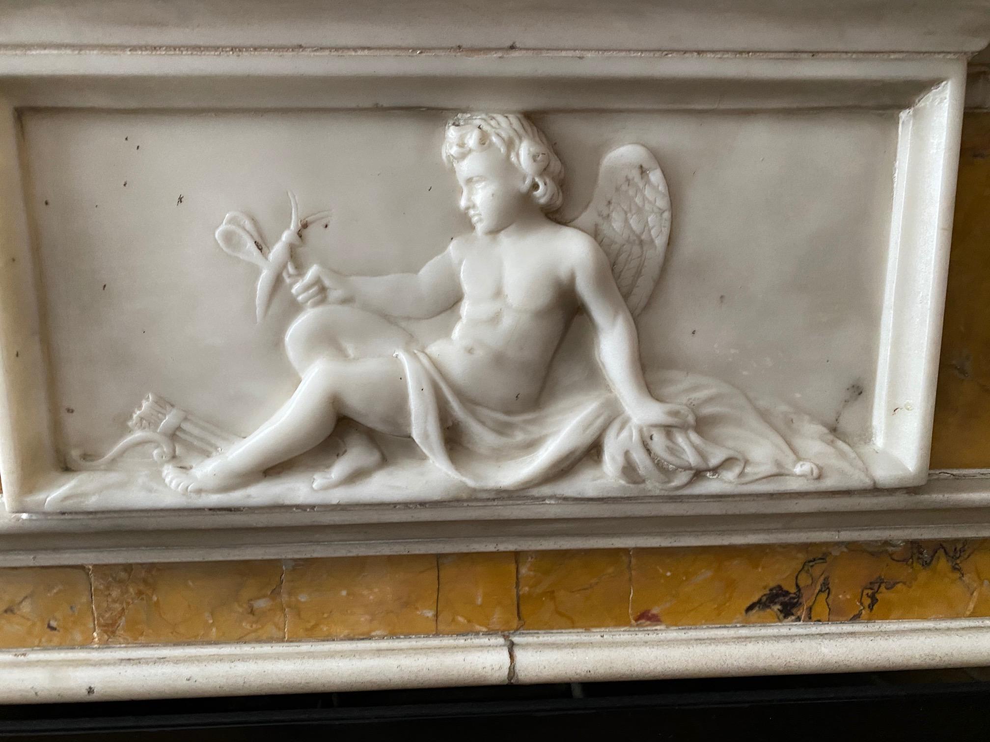 Fina chimenea neoclásica de época georgiana de estatuaria blanca y mármol de Siena finales del siglo XVIII