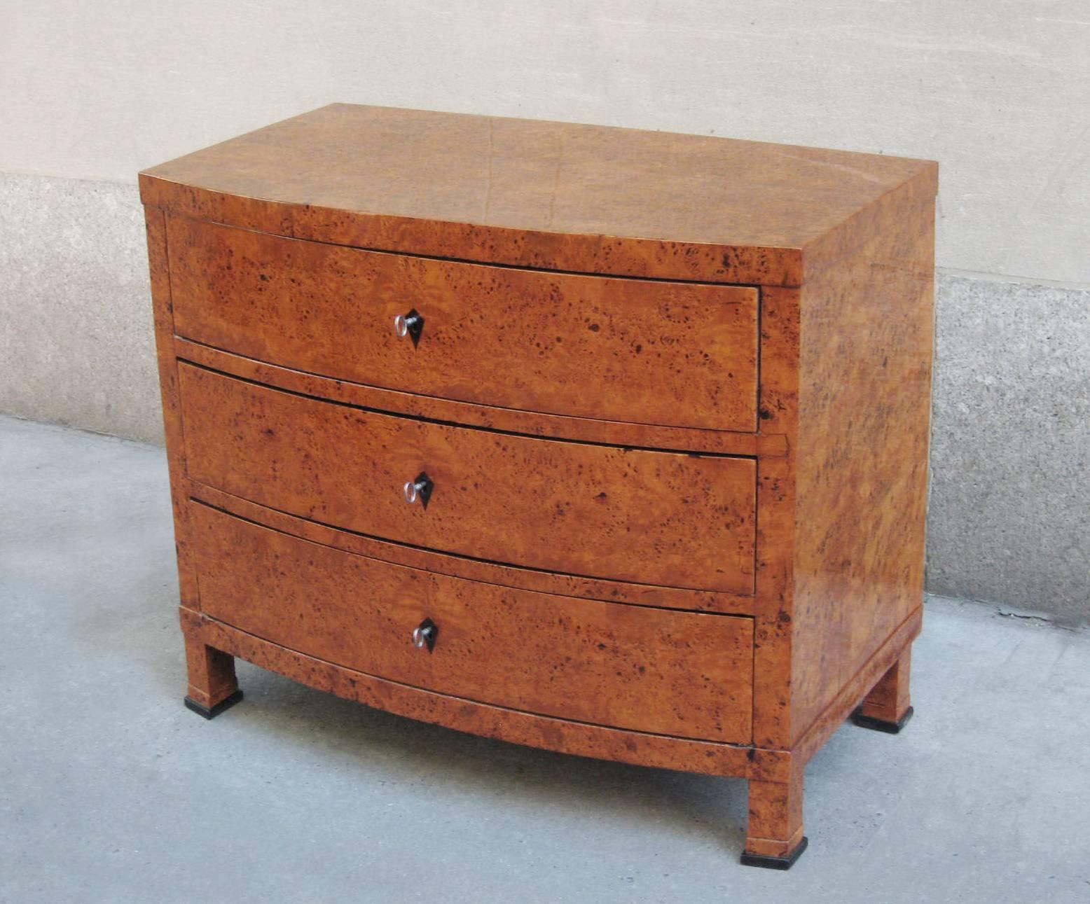 A fine neoclassical bow front chest of three drawers.
Karelian birch with ebonized details and keyholes.