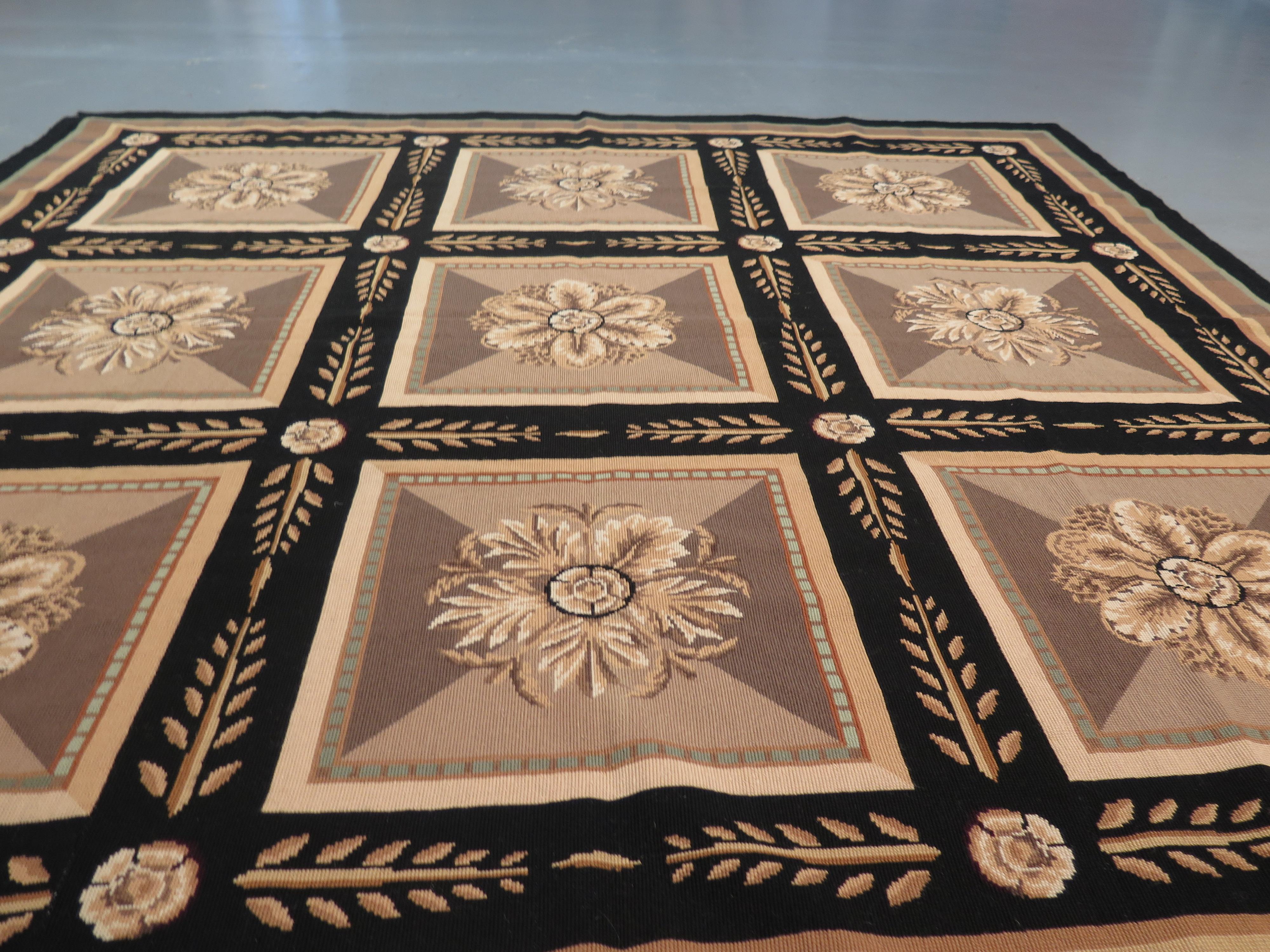 Les tapis à l'aiguille anglais sont produits depuis le XVIe siècle, mais ils ont connu une véritable renaissance aux XVIIIe et XIXe siècles, en intégrant une vaste gamme de nouvelles couleurs et de nouveaux styles. Cet exemple contemporain